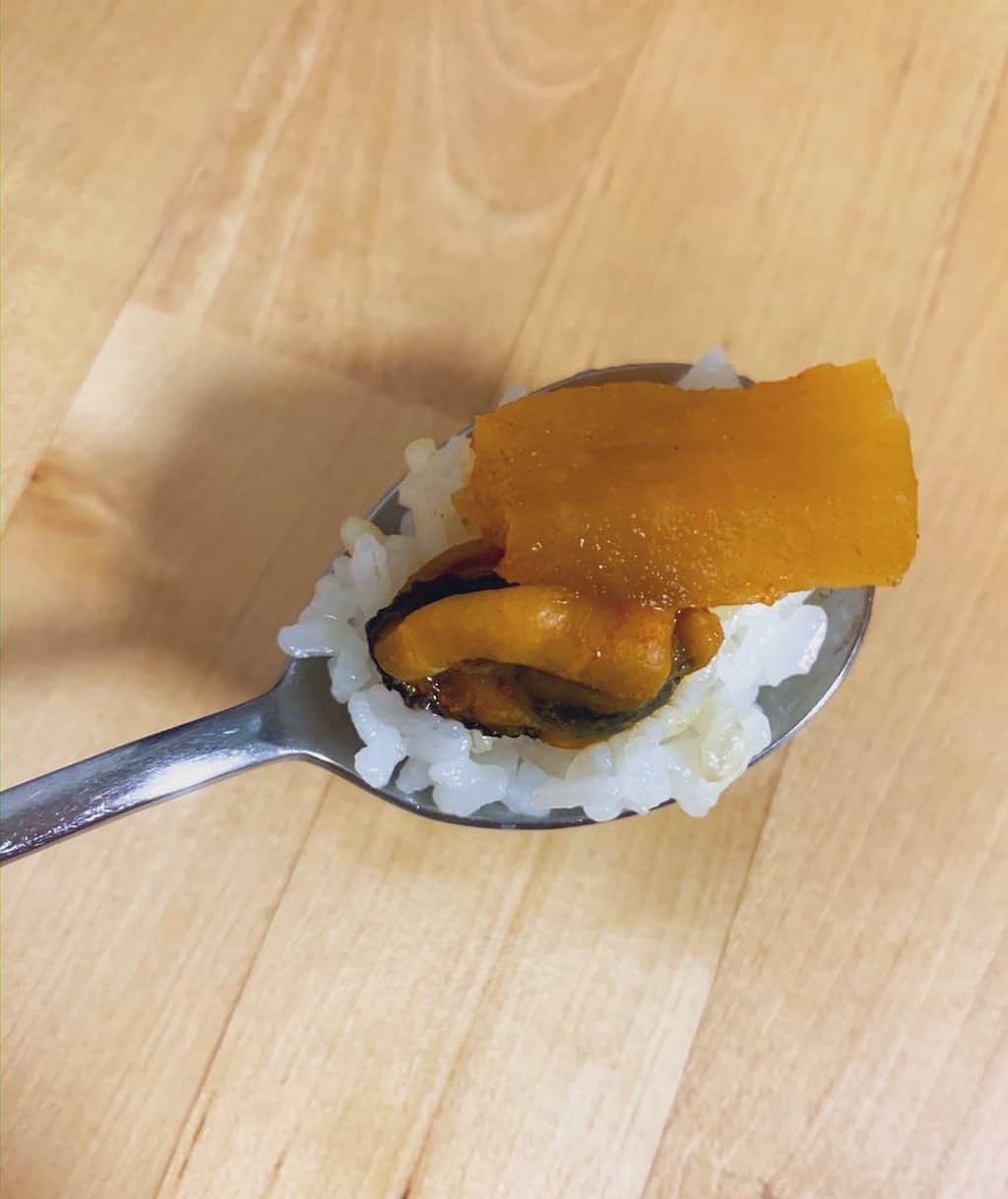 浜平恭子さんのインスタグラム写真 - (浜平恭子Instagram)「‪韓国のグルメ番組に影響されて始めた独自企画、#ひと匙の宇宙 シリーズ🥄‬ ‪今回は해물탕＝海鮮鍋のひと匙(๑′ᴗ‵๑)‬ ‪麦ご飯に홍합＝ムール貝とトロトロに煮込まれた飴色の大根🌿‬ ‪ムール貝の歯応えと風味、スープがしみた大根のアツアツを感じながらもぐもぐ…🤤‬ ‪冬はやはりお鍋だね🥘‬ ‪#ごちそうさまでした‬」12月30日 10時09分 - hamahi1231