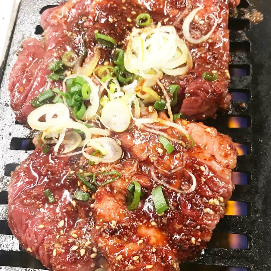 takuma watanabeさんのインスタグラム写真 - (takuma watanabeInstagram)「#ふたごのポテトサラダ #はみ出たいハラミ #トントロわさび #ふたご盛り #名物こだわりの一口冷麺 #ふたごのまかない丼 #暴年会」12月30日 10時12分 - takumagram