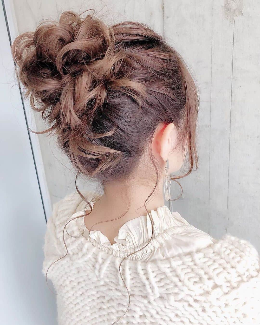 増田愛里菜のインスタグラム：「. 久しぶりにお団子ヘア〜🍡💕 . . . きっと年内最後のアレンジだと思う🥰 . . . 初詣もこのヘアで行きたいなぁ🥺🙏⛩🎍🌅✨ . . . アレンジ▶︎▶︎▶︎KENZOくん ( @_kenzo.com_ )🐅 . . #hair  #longhair #arrange #hairarrange #hairstyle #makeup #fashion #photo #photography #portrait #アレンジ #ヘアアレンジ #おだんごヘア #お団子 #撮影 #写真」