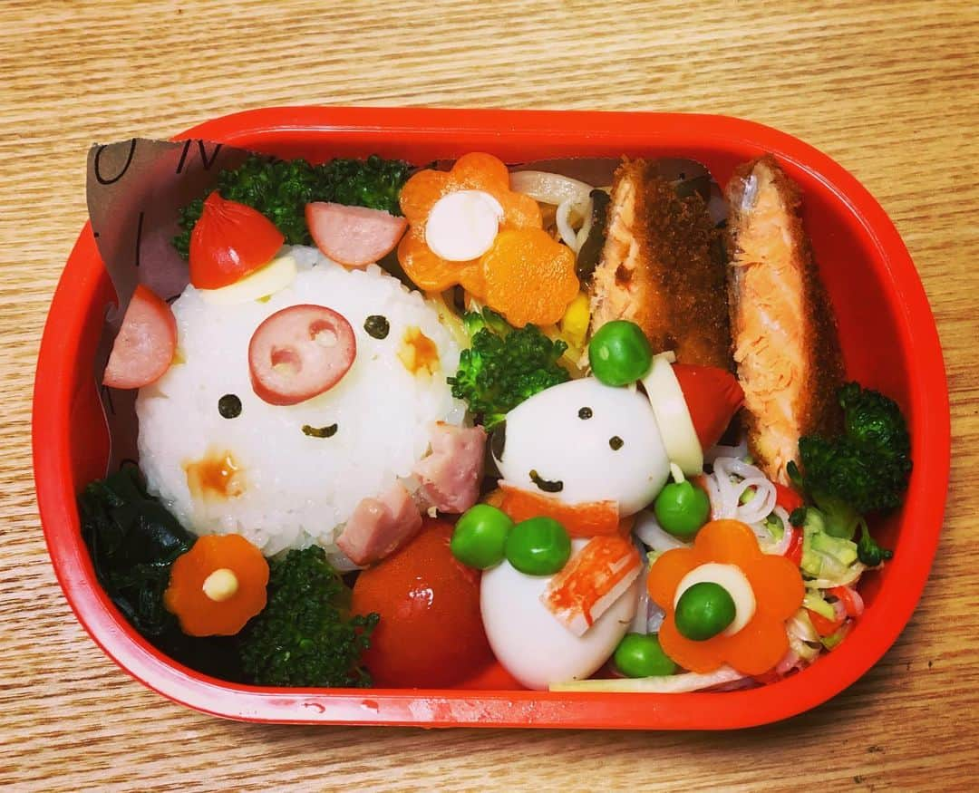 犬伏まりさんのインスタグラム写真 - (犬伏まりInstagram)「本日もお弁当🍱﻿ ﻿ ・ブタ🐽さんおにぎり←中国では亥年ではなく豚年🐖らしい。っていや、何のはなしw﻿ ﻿ ・うずら卵のネズミくん🐭←来年の干支を意識w﻿ ﻿ ・サーモンフライ﻿ ﻿ ・コールスロー﻿ ﻿ ・スパゲティー﻿ ﻿ ・卵焼き﻿ ﻿ ﻿ ﻿ もうすっかり年末。2019年もあと２日という事で﻿ 人知れず　干支を意識してお弁当作りのモチベーションを上げてみましたw😂﻿ ﻿ 毎日お弁当作ってるママ尊敬😭﻿ ﻿ ﻿ ﻿ #子供ごはん #kidsplate #親子ごはん #幼児食 #手作り #愛情ごはん #こども #ワーママ #まりさん食堂 #ぶっしー食堂 #デリスタグラム #お弁当 #おべんたぐらむ #手作り弁当 #キャラ弁　#キャラ弁初心者」12月30日 10時14分 - bussymari