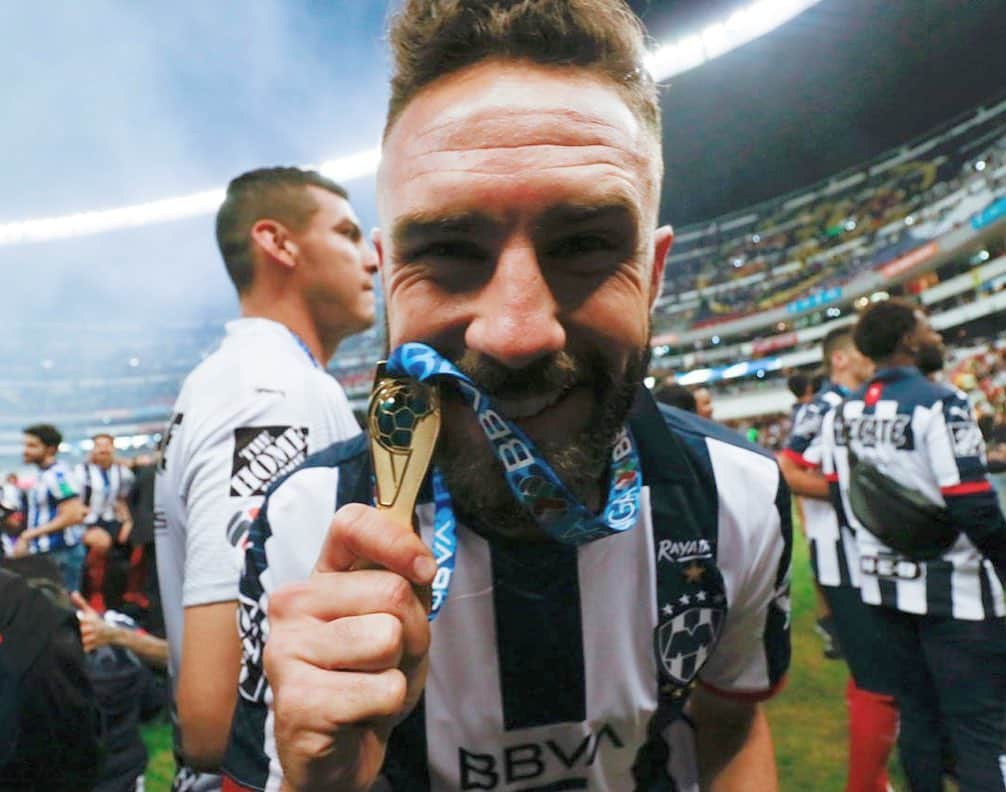 ミゲル・ラジュンのインスタグラム：「Termina el año deportivo, y solo tengo palabras de agradecimiento a ti @rayados .  Gracias por abrirme tus puertas, por recibirme con mi familia, por creer en mi, y por permitirme vivir estos momentos.  Gracias a mi familia y amigos cercanos por ser una fuerza en los momentos difíciles, y gracias Dios por permitirme estar aquí. . 🏆 CONCACHAMPIONS 2019 🏆 LIGA BBVA MX 2019 🥉 MUNDIAL DE CLUBES 2019  Creo que será un año para recordar por todo lo vivido!!」