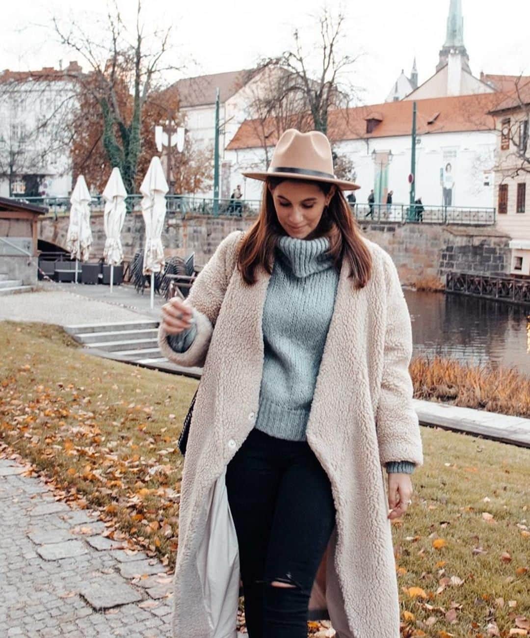 のインスタグラム：「Walking into the last Monday of 2019. 🔎: Fedora - Available in store 📷: @ninawirths  #Accessorize #Accessorizer Tap link in our bio to shop all hats.」