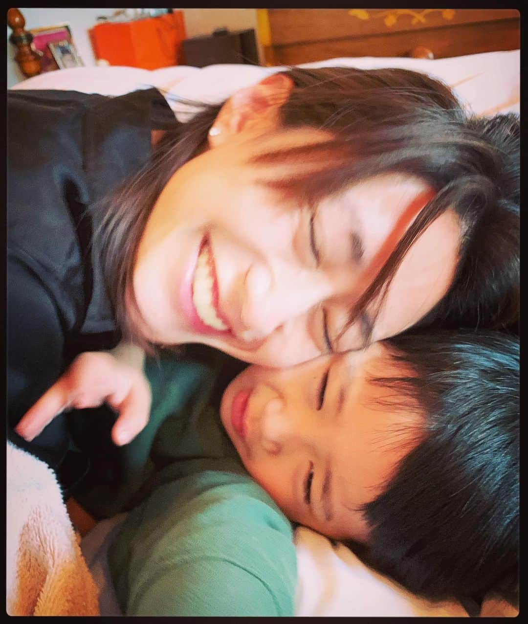 小堀ケネスのインスタグラム：「鬼ママ神戸到着！ 今年もお仕事お疲れ様でした〜！ Mommy arrived in Kobe today! Time to begin New Years festivities!! 🎉  #notdrunk #littledean #mommy #kobe #newyears2020 #鬼ママ#ディーン君#神戸#お正月#お疲れ様  @mariakamiyama」