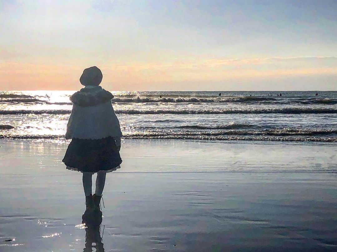 小杉ゆんのインスタグラム：「#小杉ゆん #kosugiyun #model #guiter #singer #js5 #sunrise #shooting #winter #reflection #beach #2019」