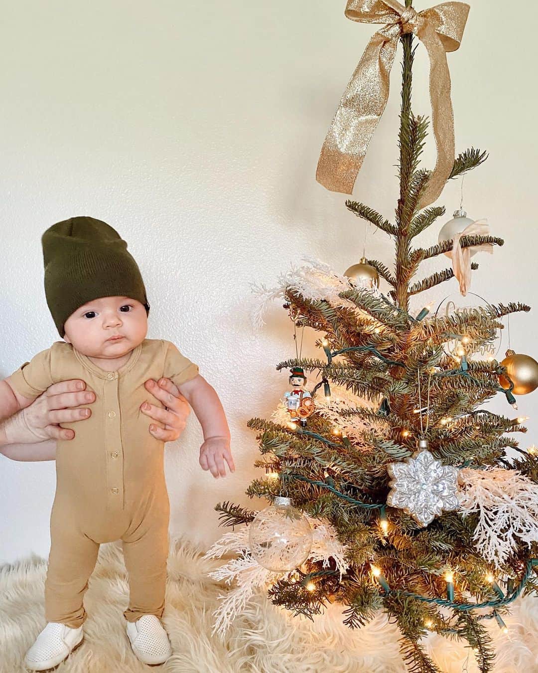 carlyのインスタグラム：「Hands down, the best part of 2019 was creating him 🤗 I’ve been going through my photos to share my favorite moments of this year and I realized I was pregnant for nearly all of it 😂 the whole year led to him! And it was SO worth it 🥰 #babysfirstchristmas」