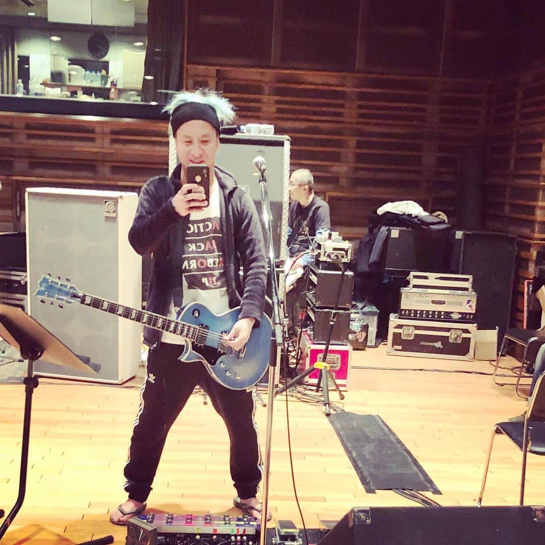 masasucksのインスタグラム：「masasucks 2019フリース始めました‼️猛照 さて今日はJさんでO-EASTでぶっカマすぞ‼️ 本日登場ゲストがどえらいです猛照 ・ @lawof41 #台風被害復興応援Tシャツ #espguitars  #thenorthface  #顔面パンパンマン #メサブギーx3 #過剰過ぎるMESA愛」