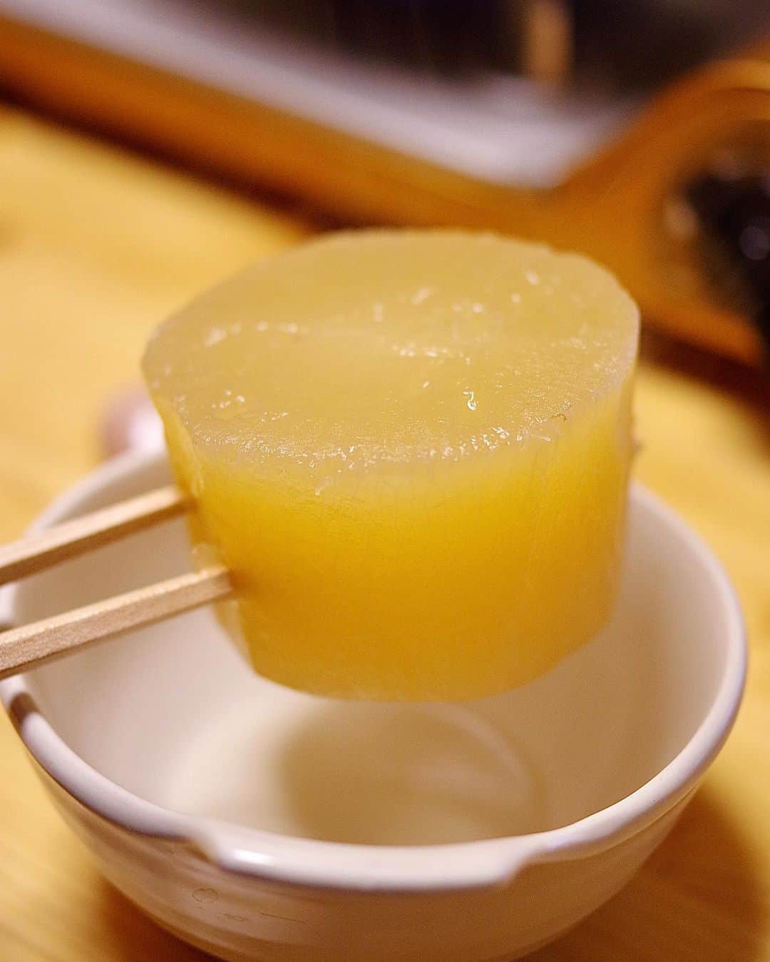 Akihiro Yoshidaさんのインスタグラム写真 - (Akihiro YoshidaInstagram)「#🍢　#おでん  大根が一本 これをきっかけにおでんを作り始める。 昆布と鰹節から出汁を丁寧にとりみりん、薄口醤油、砂糖でおでんの出汁を用意。  いやー時間かかった！休みだからできるやつ。  時間がかかったおでんの具 ランキング3位 ・ 🥇位　大根 米のとぎ汁で下茹でして、2日がかりで温めて冷ましての繰り返し。２枚目の厚切りに注目！ ・ 🥈位　牛すじ 下茹で、水洗い、圧力鍋、串刺し、煮込みと工程が多かった！ ・ 🥉位　たこ こちらも圧力鍋で柔らかく煮込みました。  番外編　豚バラ角煮 角煮の予定なんで並行して作ってましたが、おでんに入れたくなってしまって笑笑。こちらは2時間煮込んでます。  煮込みっぱなしでした。おでんって手間がかかるー当分作るのはさき。たぶん一年後かな  実は鍋の中に作った具材入りきってません笑 鍋底には練り物さん達がいます  #おうちごはん #料理 #料理写真 #dinner #foodpic #丁寧な暮らし #うちごはん #晩ごはん #夕食 #料理写真 #手料理 #お家ごはん　#japanesefood」12月30日 10時59分 - akihiroy