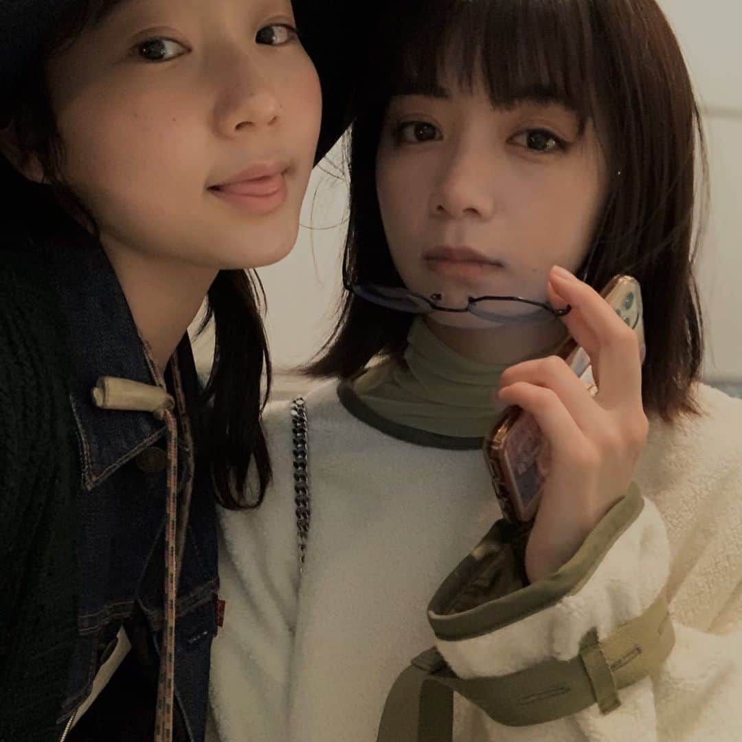 斎藤なりのインスタグラム：「昨日は「夏、至る頃」監督 池田エライザちゃん納めしてきました🧺🌿 . 2人で 年末だな〜この建物すげ〜 って都会を満喫してました🙆🏻‍♀️🙆🏻‍♀️」
