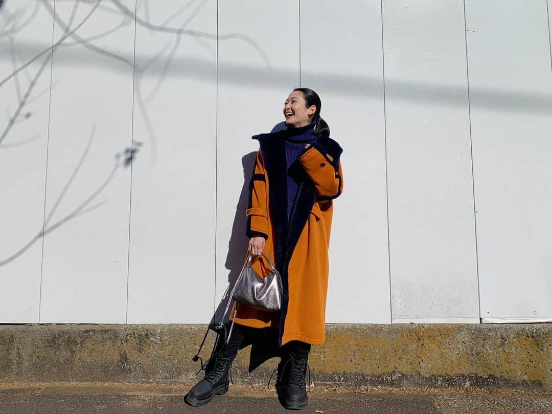 Karunaさんのインスタグラム写真 - (KarunaInstagram)「ㅤㅤㅤ 今年の仕事納めも @feralflair_official 📸 現場にも展示会で一目惚れした可愛すぎる オレンジのコートを着て行きました👩🏻‍🦰🧥 中に着てるのは @cunead のセーター🧵 私の成長を新国立競技場の建築とともに、 見守ってくださるメンバーでのお仕事🏟 毎年２回ここで撮影していたので完成は 感慨深いですね💭なんと素敵な年の瀬👏🏻 本年も本当にありがとうございました🐗 #新国立競技場#仕事納め#お疲れ様でした #feralflair#cunead#giannichiarini#ootd」12月30日 11時14分 - karuna0520