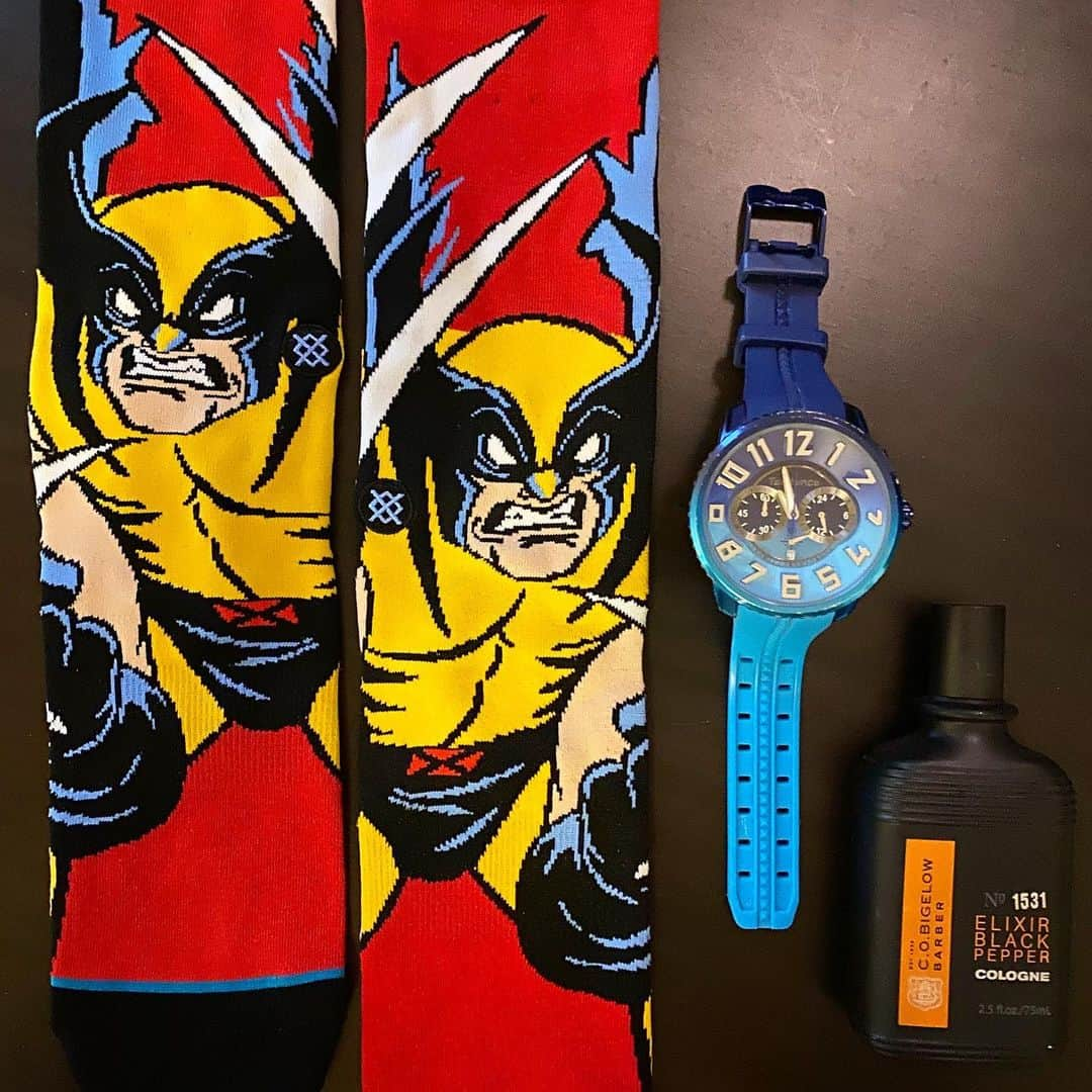 鈴木みのるさんのインスタグラム写真 - (鈴木みのるInstagram)「Today's STANCE  #stancesocks  #stance_japan  #ootd #wolverine 今日は2019年内最後の試合。鈴木みのる&中井祐樹vs藤原喜明&近藤有己。あの頃のパンクラスとあの頃のシューティング組  対 UWFのはじまりとその後のパンクラス組。色んな意味を込めて今日はコレにした…ウルヴァリン。遥か彼方むかしにカールゴッチさんに付けられたあだ名がウルヴァリンだった。「それなに？」と訪ねると「こいつはな、メシの最中でもセックスしてても近くを敵が通りかかったら襲いに来るんだ。カラダはそんなに大きくないけど、こんなに獰猛なやつは他にいない。だからオマエはウルヴァリンだ。。」このスタンスはアメコミヒーローだけど、本物のウルヴァリンはそんなやつみたい。もう30年も前の話なのに覚えてるもんだな。今日は目の前のやつみんな食いちぎってやる！あはは。ラストもがっつりいただきます！」12月30日 11時11分 - suzuki.d.minoru