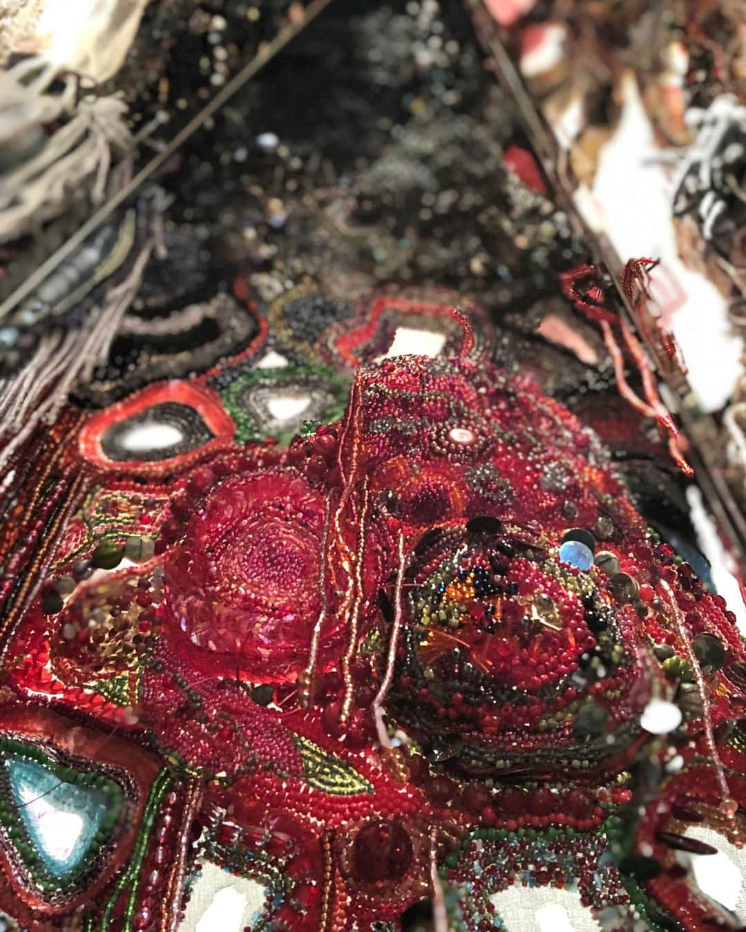名越康文さんのインスタグラム写真 - (名越康文Instagram)「#ビーズ刺繍  #アート #宮本真帆 小さなテントの中に15年分の創作が。 まるで石窟寺院のようでした。」12月30日 11時11分 - nakoshiyasufumi