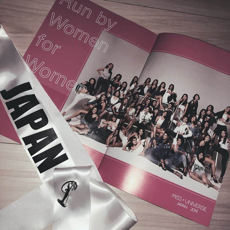 Ako Kamoのインスタグラム：「love my #missuniversejapan2019 family . #muj2019 #忘年会 . 2020 ミスユニバースジャパン の応募がはじまっています。 . 新たな自分を見つけたい、 自分を変えたい、 自分の殻を破りたい、 何かに挑戦してみたい、 誰かのために声を届けたい、 誰かに出会いたい、 世界に飛び出したい、 ずっと憧れだった、 . きっといろんな理由があって みんなが集まり、 このファミリーが生まれました。 . きっかけは自分のためかもしれない、家族、誰かのためか、、 目的は異なっても ただ一つみんなに共通していることがあって。 それは新しい何かを求めて、 勇気を出して一歩を踏み出した 女性たちであること。 これからの社会を担っていく私たち。 経験を通して素晴らしい仲間と出会い時間を共有する。 ただ、楽しいことだけではないからこそ生まれる絆、友情、愛。 団結の力はやがて大きなパワーとなり様々な人や社会に広がっていくのだと感じます。 . もしあなたの心が少しでも何かを感じ、動いたのならば  是非アクションを起こしてみてください☺️✨ . 皆さんにお会いできる日を 心から楽しみに、わたしも頑張ります🌞 . 2019 Miss Universe Japan  加茂 あこ . . . #Japan #AkoKamo #missuniverse  #missuniverse2019  #missuniversejapan2019  #missuniversejapan #beautyblogger #confidentlybeautiful #Iwillfindyou #empoweredwomen @missuniversejapan @my_beauty_hm  @missuniverse @hirokomima @__ako_kamo__  #ミスユニバース #ミスユニバースジャパン #ミスユニバースジャパン2019  #ミスコン #日本  #America #Georgia #Atlanta #美馬寛子#加茂あこ #beauty #beautiful #love」