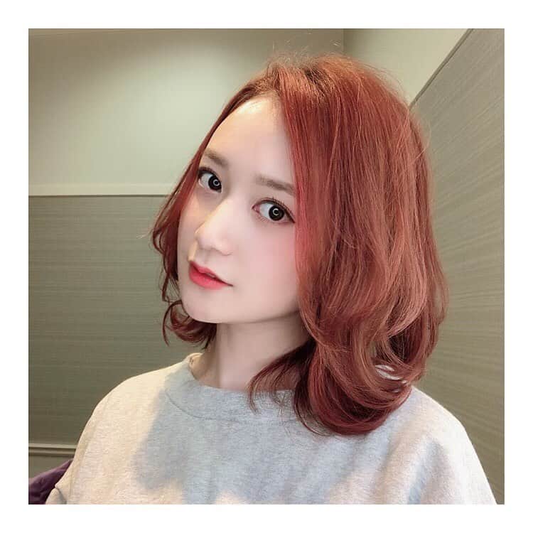 葉月ゆめさんのインスタグラム写真 - (葉月ゆめInstagram)「お世話になっている@yujiyamane さんが 今回も素敵にしてくれました 🍑🍊🍑🍊 (縮毛矯正をしているのでブリーチはしていません) ・ ・ 2019年最後にこんな可愛い色に出会えて嬉しいな〜 ♡ 2020年もよろしくお願いします 🤲🏻🦜🍇 #loanaroppongi #hairsalons #newhair #haircolor #ロアナ六本木 #ロアナ #美容院 #ヘアサロン #ヘアカラー #縮毛矯正 #ダメージ毛」12月30日 11時15分 - yume_hazuki