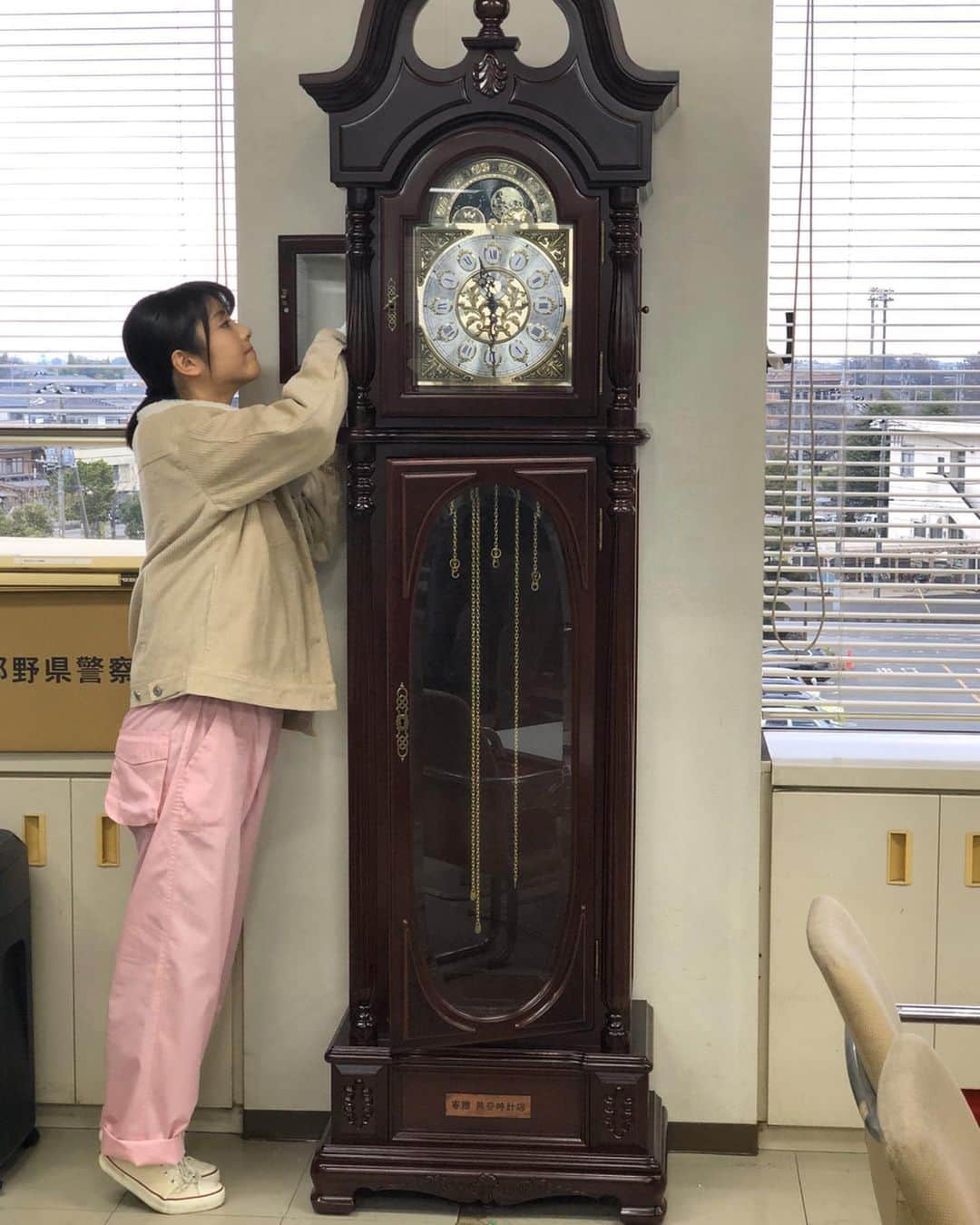 【公式】土曜ナイトドラマ「アリバイ崩し承ります」のインスタグラム：「＊﻿ ‪捜査一課の大きな時計を修理・点検するのも美谷時計店のお仕事です⚒‬﻿ ﻿ ‪真剣に作業中…﻿ と思いきや、何やらのぞき見している様子の時乃さん👀‬﻿ ﻿ 目線の先では何が行われているのでしょうか…(っ ॑꒳ ॑c)！﻿ ﻿ ‪#アリバイ崩し承ります‬﻿ ‪#ありくず‬﻿ ‪#時乃の作業着姿‬﻿ ‪#初公開‬﻿ ‪#ピンク色が素敵です☺️❣️‬﻿ ‪#出張電池交換も承っています ‬﻿ ‪#美谷時計店🕰‬」