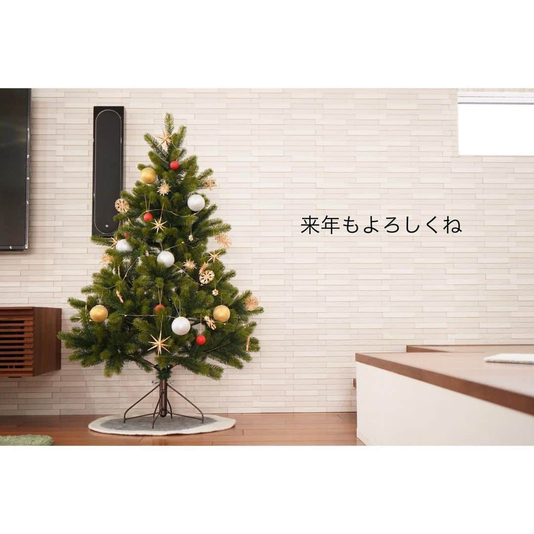 yuki さんのインスタグラム写真 - (yuki Instagram)「. . 年末ですねー！！！ . M１の余韻にひたりすぎていて 昨日も録画してるやつ見ちゃいました🤭♡ . . この時期になるとチラホラ頂くメッセージが 『クリスマスツリーが元の箱に入らないんです』問題。 . ダイソーの『べんりベルト』が とても使いやすかったので ビフォーアフター載せてみました☺️✨ . …でもちょっと載せるの遅かったですよね？😂 . . もう遅いわっ！て方は #時を戻そう …もしくは覚えてたら来年の参考にしてください😂 . . 今年は計画的に大掃除ができなかったので今からやりますー！🏃‍♂️💨 . 明日からのんびりするために みんなラストスパートがんばりましょー😭✨ . . #大掃除　#収納　#クリスマスツリー収納　#お片づけ　#ダイソー　#べんりベルト」12月30日 11時25分 - yuki_00ns