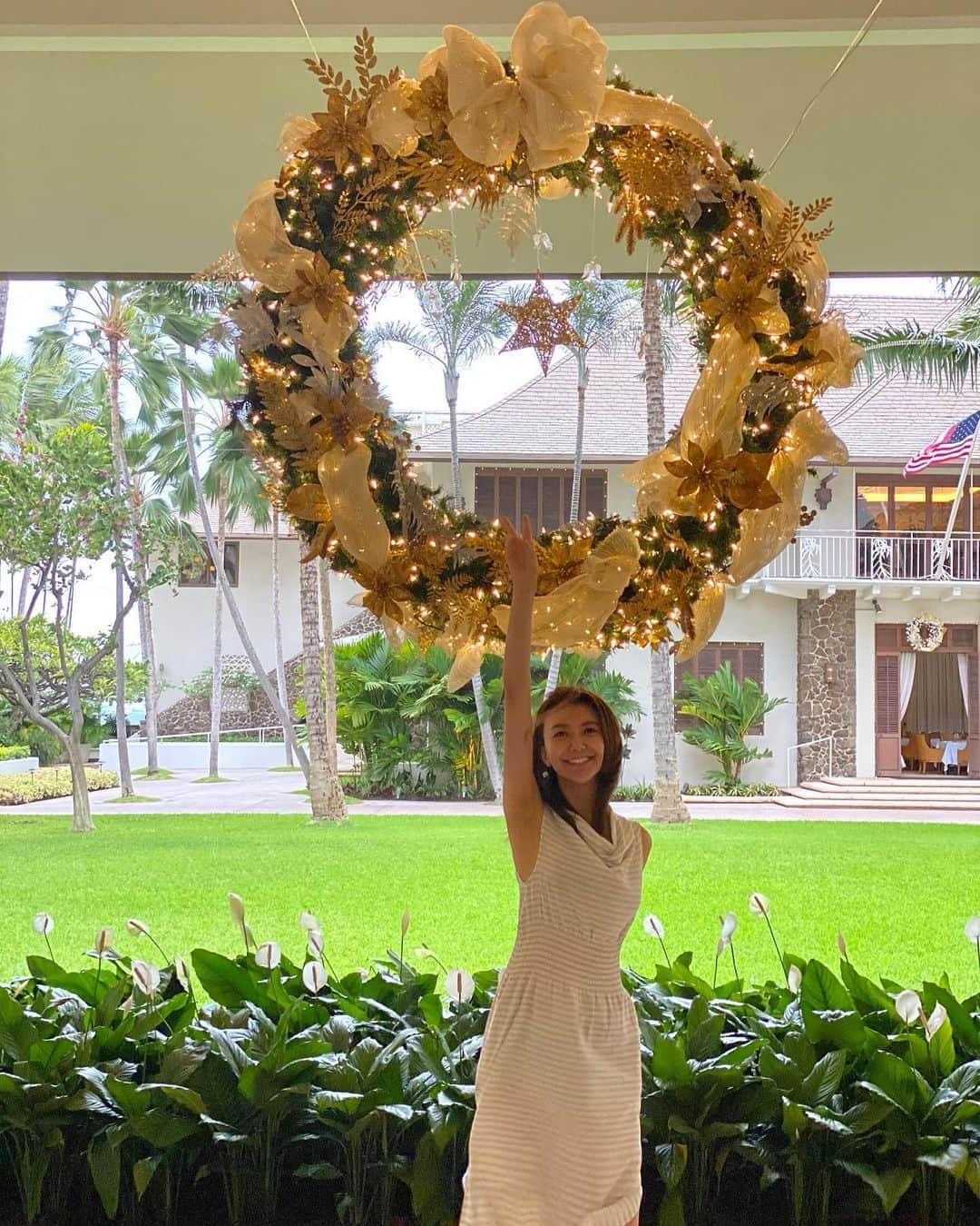 大出千尋のインスタグラム：「. Happy Holiday🎄🎅🎄 . 今年は南国でクリスマスを迎えました❣️ 冬のハワイは初めてですが、暑すぎず、過ごしやすいです✨ . 👗: @jamesperse .  #happyholidays#marrychristmas  #hawaii#waikiki#halekulani」