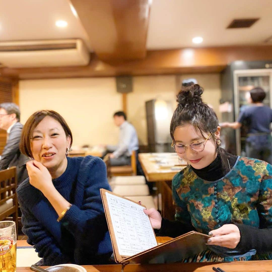 土岐麻子さんのインスタグラム写真 - (土岐麻子Instagram)「そういえばクリスマスの夜は、夫となんとなく入ったお店で偶然友達にバッタリ。「STRIPE」のMVに出てくれたゆみちゃん！ カウンターで友達を待ってたので、テーブルに移動してみんなで飲みました。 クリスマスの奇跡…」12月30日 11時34分 - tokiasako