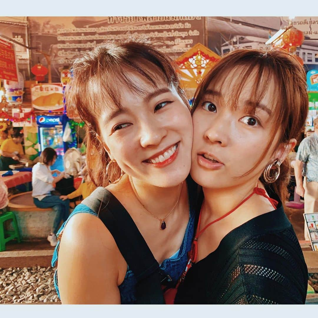 奈津子さんのインスタグラム写真 - (奈津子Instagram)「ナツアキin🇹🇭今日は特に似てる日なので街の人々に二度見されます🤣笑 ・ #双子　#一卵性双生児 #家電 #家電好き #家電女優 #奈津子　#タイ　#バンコク #大木亜希子」12月30日 11時36分 - natsuko_kaden