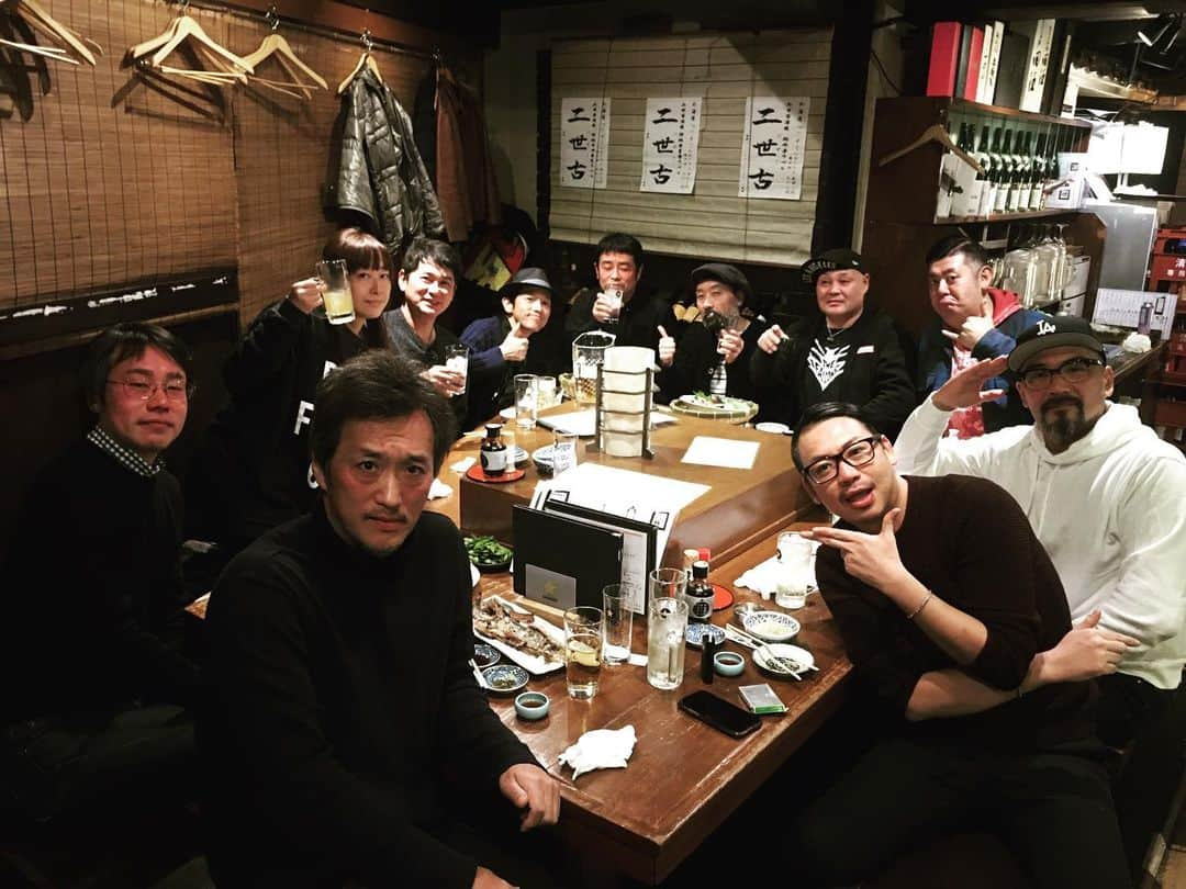 湯江タケユキのインスタグラム：「気の知れた 仲間と 忘年会 #2019#忘年会#炉ばた焼き #気の知れた仲間#松田洋治 #大鶴義丹#湯江タケユキ #42年生まれ#43年生まれ #二日酔い#来年もよろしくお願いします#良いお年を  楽しい会でした。」