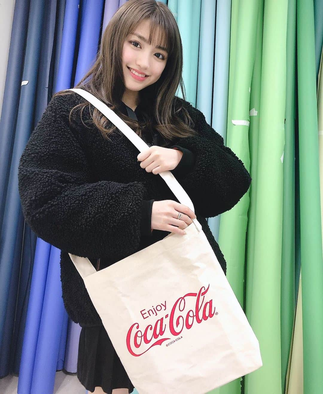 Popteenさんのインスタグラム写真 - (PopteenInstagram)「2月号の付録、コカ・コーラコラボの付録は年末年始のお出かけにもぴったりな大容量😆🎶🛍 学校用に体操着や勉強道具を入れてもいいね👍🏫 男のコも使えるシンプルなロゴだから彼氏とおそろで持ったりしてもいいかも🥰🥰 #Popteen#ポップティーン#モデル#香音#のんのん#付録#付録バッグ#コカコーラ#cocacola」12月30日 11時50分 - popteen_official