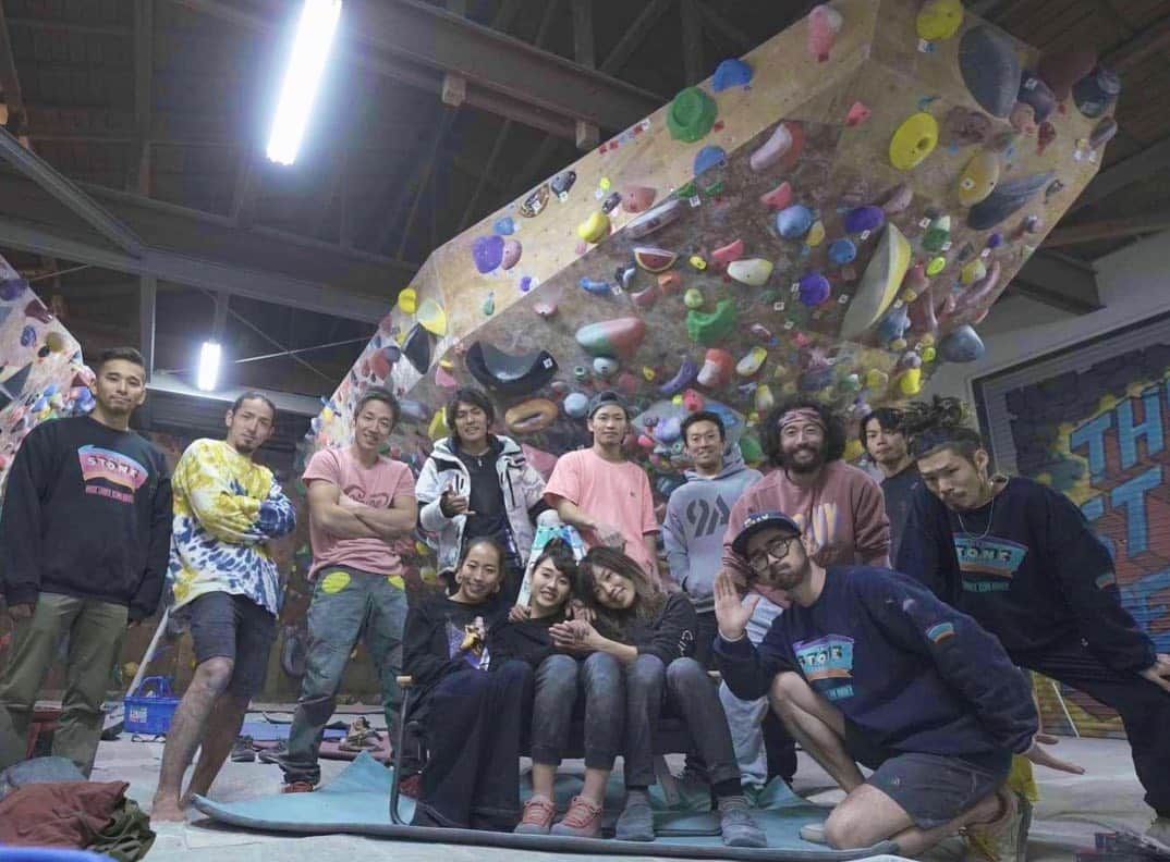 野口啓代のインスタグラム：「ALL DAY! at @thestonesession 🤝* * * 年に一度の大イベント‼️ 今年は大会シーズンも長く、開催も危ぶまれましたが、まさかの年末☃️の中でのALL DAY❄️❄️* * 好きな課題を好きなだけ。1番盛り上げた人が勝ち!!!ただただ登りまくる、クライミングの楽しさを思い出させてくれる最高の1日。なんだか名残惜しくて、今年はday.2居残りALL DAYまでさせてもらいました😂* * * 2012年から関わらせてもらっているこのイベント。わたしにとってはLAST ALL DAYだったけど、これからもこの場所この雰囲気でみなさん最高の歴史を刻んでいくことでしょう•••😍💭* * チョクさん&トモちゃん、一緒に遊んでくれたみなさん、本当に本当にありがとー😊❤️* * * Special Thx.. @choku @tomosport @jazzysport.morioka ——————————— @au_official #大和証券 @thenorthfacejp @orientalbaio #三井不動産 @cowsoapcp #zeta  @c3fit @lasportivajp @petzl_official  @newhale_japan」