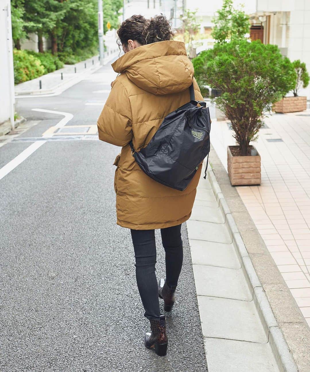 MAISON DE REEFURのインスタグラム：「. 【リアルショップ】年末年始に伴う営業時間臨時変更のお知らせ . 誠に勝手ながら、年末年始に伴い、下記ショップは臨時に営業時間の変更をさせていただきます。 . お客さまにはご不便とご迷惑をおかけいたしますが、何卒ご理解のほどよろしくお願いいたします。 . ■MAISON DE REEFUR ルミネエスト新宿店 . 2019年12月31日(火) 10:30～19:00 . 2020年1月1日(水･祝) 休館日 . 2020年1月2日(木) 10:30～19:30 . 2020年1月3日(金) 10:30～21:30 . 2020年1月4日(土) 通常営業 . ■MAISON DE REEFUR 博多店 . 2019年12月31日(火) 10:00～18:00 . 2020年1月1日(水･祝) 09:00～20:00 . 2020年1月2日(木) 通常営業 . ■MAISON DE REEFUR 台湾POP-UP店 . 2019年12月31日(火) 11:00～22:00 . 2020年1月1日(水･祝) 通常営業 . MAISON DE REEFUR ルミネエスト新宿店・博多店では、数量限定《MERCI BOX》を発売します。 . バイヤーが厳選したスペシャルなアイテムセット。雑貨やコスメなど、何が入っているかはお楽しみに！ . ■対象ショップ ◇MAISON DE REEFUR 博多店 発売日：2020年1月1日(水･祝) . ◇MAISON DE REEFUR ルミネエスト新宿店 発売日：2020年1月2日(木) . ■MERCI BOXについて 販売予定プライス：10,000yen(+tax) . #maisondereefur #reefur #pouch #sale #wintersale #winter #winterfashion #fashion #logo #bag #ロゴ #ポーチ #フレドリックパッカーズ #セール #リーファー #メゾンドリーファー #mercisale #merci #7年間ありがとう」