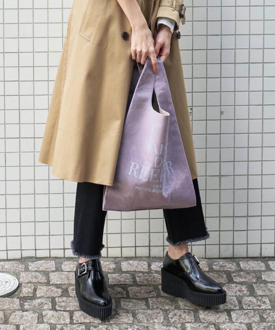 MAISON DE REEFURのインスタグラム：「. 【リアルショップ】年末年始に伴う営業時間臨時変更のお知らせ . 誠に勝手ながら、年末年始に伴い、下記ショップは臨時に営業時間の変更をさせていただきます。 . お客さまにはご不便とご迷惑をおかけいたしますが、何卒ご理解のほどよろしくお願いいたします。 . ■MAISON DE REEFUR ルミネエスト新宿店 . 2019年12月31日(火) 10:30～19:00 . 2020年1月1日(水･祝) 休館日 . 2020年1月2日(木) 10:30～19:30 . 2020年1月3日(金) 10:30～21:30 . 2020年1月4日(土) 通常営業 . ■MAISON DE REEFUR 博多店 . 2019年12月31日(火) 10:00～18:00 . 2020年1月1日(水･祝) 09:00～20:00 . 2020年1月2日(木) 通常営業 . ■MAISON DE REEFUR 台湾POP-UP店 . 2019年12月31日(火) 11:00～22:00 . 2020年1月1日(水･祝) 通常営業 . MAISON DE REEFUR ルミネエスト新宿店・博多店では、数量限定《MERCI BOX》を発売します。 . バイヤーが厳選したスペシャルなアイテムセット。雑貨やコスメなど、何が入っているかはお楽しみに！ . ■対象ショップ ◇MAISON DE REEFUR 博多店 発売日：2020年1月1日(水･祝) . ◇MAISON DE REEFUR ルミネエスト新宿店 発売日：2020年1月2日(木) . ■MERCI BOXについて 販売予定プライス：10,000yen(+tax) . #maisondereefur #reefur #pouch #sale #wintersale #winter #winterfashion #fashion #logo #bag #ロゴ #バック #セール #リーファー #メゾンドリーファー #mercisale #merci #7年間ありがとう」