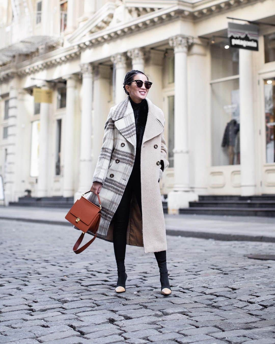 ウェンディー・グエンさんのインスタグラム写真 - (ウェンディー・グエンInstagram)「Winter in two tone ❄️ #ootd Coat @jijilcollection, boots @tonybianco, bag @polene_paris ❄️❄️❄️」12月30日 11時57分 - wendyslookbook