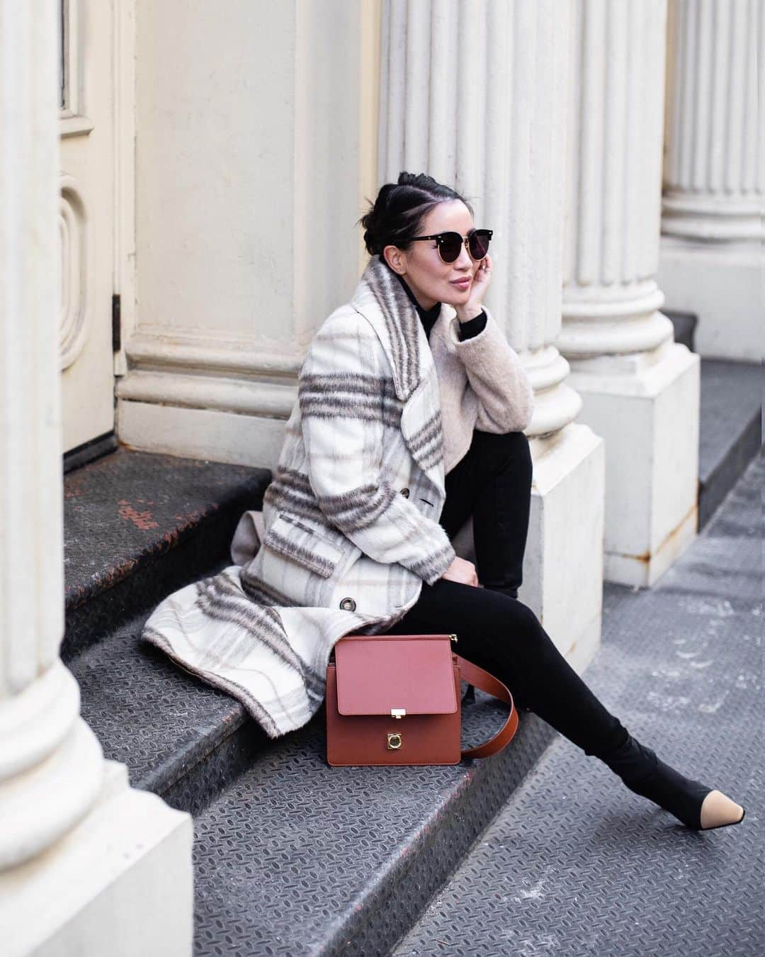 ウェンディー・グエンさんのインスタグラム写真 - (ウェンディー・グエンInstagram)「Winter in two tone ❄️ #ootd Coat @jijilcollection, boots @tonybianco, bag @polene_paris ❄️❄️❄️」12月30日 11時57分 - wendyslookbook