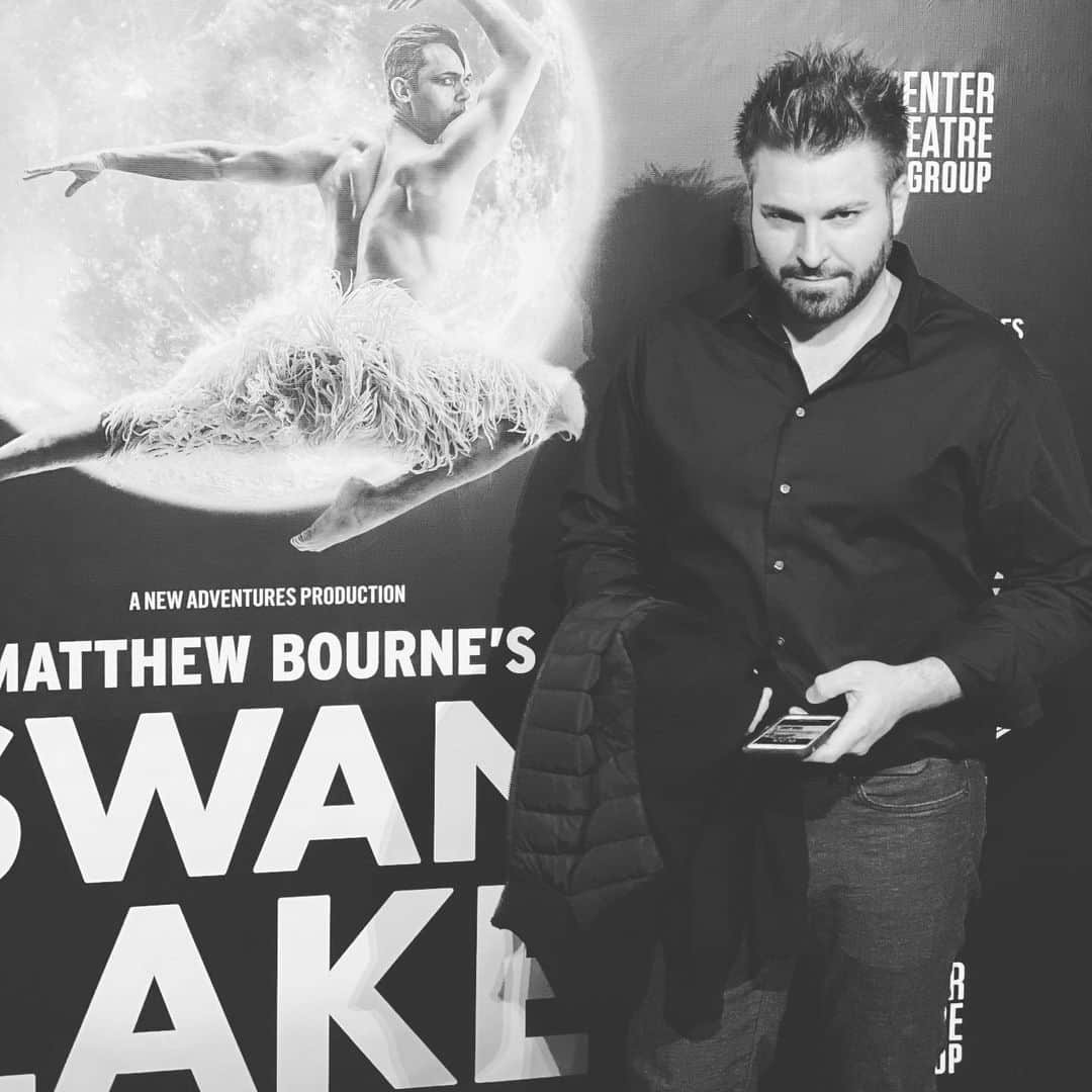 レイチェル・レフィブレのインスタグラム：「My husband couldn’t be MORE excited to be seeing Matthew Bourne’s Swan Lake. Knowing how incredible it is, I am currently giddy for the both of us. #swanlake #matthewbourne @ctgla #ahmansontheatre @chriscrary #happymarriage #howtogetlaid」