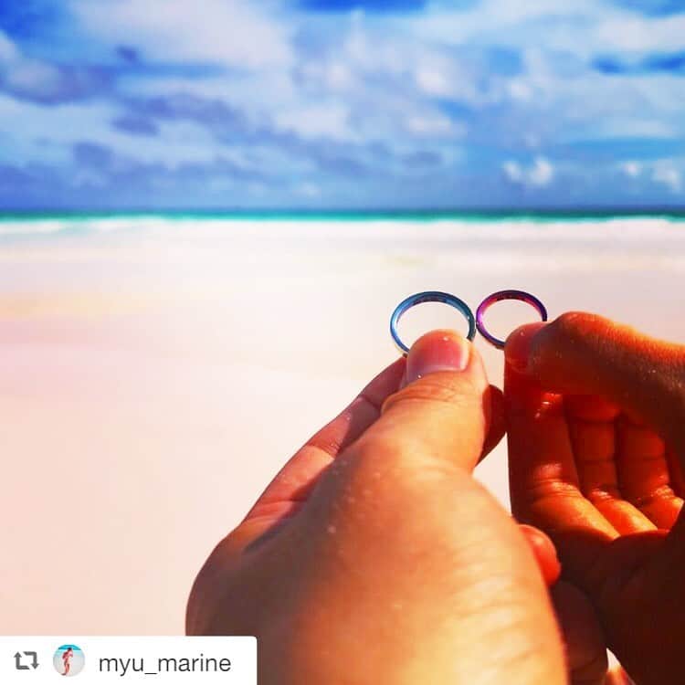 SORA ≪SORA表参道の公式アカウント≫のインスタグラム：「. ぜひ『 #結婚指輪sora 』のハッシュタグを入れて お写真を投稿してくださいね＊* . みなさんの素敵なご投稿はSORAの 公式アカウントでご紹介いたします！ . 本日は @myu_marine さまのご投稿をご紹介♪ . ･:*+.･:*+.･:*+.･:*+.･:*+.･:*･: 指輪屋さんのウェブサイトで、私たちの結婚指輪のことが紹介されました✨ ↓↓↓ https://www.sora-w.com/contents/design/ordermade1.html  本当に素敵な指輪で、毎日見るたびに元気が出る☺️ 本物のピンクサンドビーチで、指輪と一緒に写真撮りました！  #ピンクサンドビーチ #エルーセラ島 #ハーバーアイランド #バハマハネムーン ･:*+.･:*+.･:*+.･:*+.･:*+.･:*･: . #結婚指輪 #婚約指輪 #表参道 #金属アレルギー #金属アレルギー対応 #レアメタル #鍛造  #マリッジリング #エンゲージリング #ブライダル #ウェディング #プレ花嫁 #クリエィティブ #デザイン #個性的 #bridal #wedding #jewelry #ring #weddingring #creative #design #japaneseart #madeinjapan ﻿」