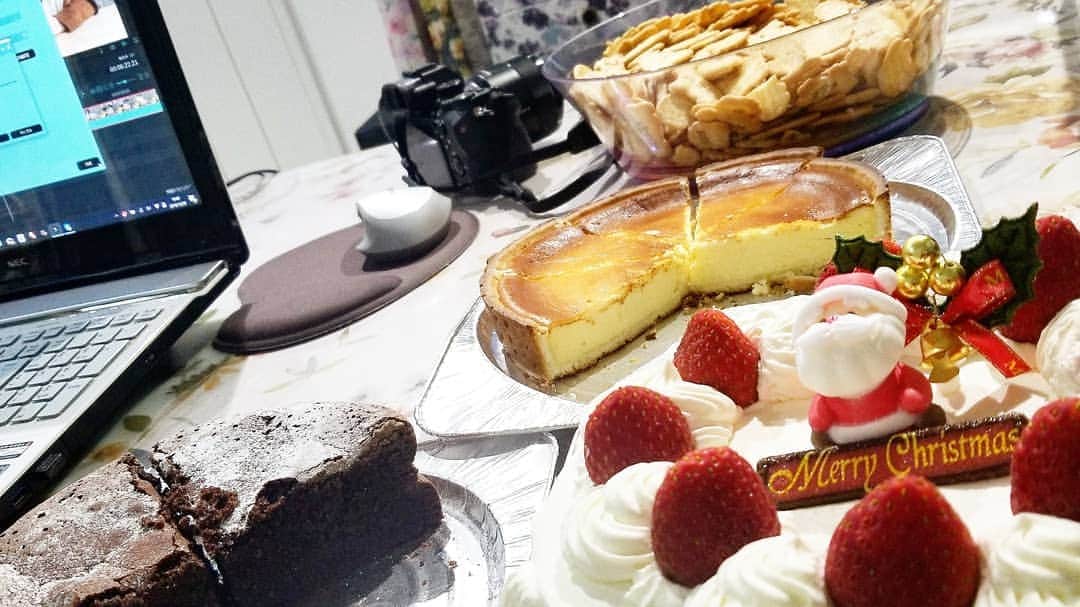 石関友梨のインスタグラム：「明日アップする動画をケーキ食べならが編集してたんだけど…  動画内、風邪で私の声ガサガサ。 なんか無理してる感が顔丸出し こりゃ酷くてお蔵入りです～💦 あとさ、忘年会に 行きたくなっちゃってさ(´ ˙꒳˙ `) 味覚も自分にも甘党で 困っちゃうね～～また来年かな☆  #あれ元気そうじゃん #まだ風邪引いてるんだけどさ #どうしてもどうしても #甘党女 #忘年会の誘惑 #やること放り投げてまで行きたがる忘年会とは #ストーリーにて報告しまふ」