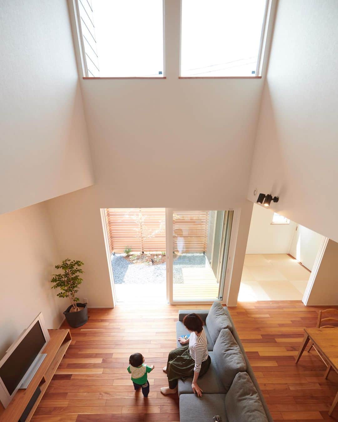 ルポハウス一級建築士事務所さんのインスタグラム写真 - (ルポハウス一級建築士事務所Instagram)「・ ・  ・ 開放感と明るさに包まれた、吹き抜けのあるリビング。 ・ 板張りの天井とすらりと上がる階段が視線を引き付け、視覚的にも伸びやかな寛ぎたくなる空間になりました。 ・ ・ ・ 𓐌𓐌𓐌𓐌𓐌𓐌𓐌𓐌𓐌𓐌𓐌𓐌𓐌𓐌𓐌𓐌𓐌𓐌  ルポハウスの施工事例はこちらまで☞ @reposhouse  𓐌𓐌𓐌𓐌𓐌𓐌𓐌𓐌𓐌𓐌𓐌𓐌𓐌𓐌𓐌𓐌𓐌𓐌 #ルポハウス は#ちょっとかっこいい家 を"友人のために" という思いでつくっています。 一生に一度の#マイホーム。 「あなたにしかできない」×「ルポハウスだからできる」で、 私たちだけの#家づくり を思いっきり楽しんでみませんか？！ ・ ・ ・ #住宅 #注文住宅 #新築一戸建て #デザイナーズ住宅  #一級建築士事務所 #設計事務所  #滋賀県大津市 #滋賀県草津市 #滋賀県栗東市  #滋賀県近江八幡市 #吹き抜けリビング #吹抜けリビング #鉄骨階段 #シーリングファン #ブラケット照明 #スタディコーナー #板張り天井」12月30日 11時59分 - reposhouse