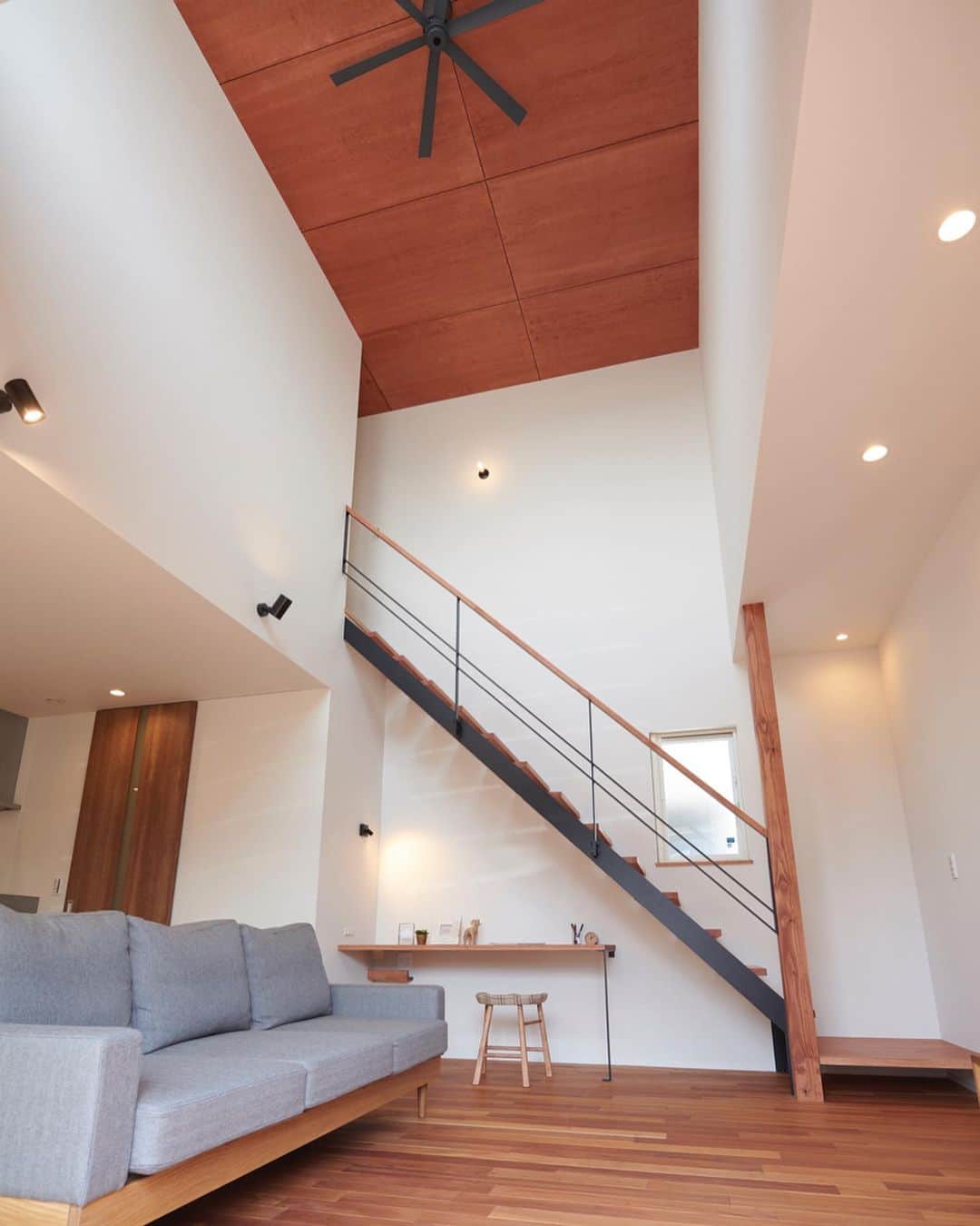 ルポハウス一級建築士事務所さんのインスタグラム写真 - (ルポハウス一級建築士事務所Instagram)「・ ・  ・ 開放感と明るさに包まれた、吹き抜けのあるリビング。 ・ 板張りの天井とすらりと上がる階段が視線を引き付け、視覚的にも伸びやかな寛ぎたくなる空間になりました。 ・ ・ ・ 𓐌𓐌𓐌𓐌𓐌𓐌𓐌𓐌𓐌𓐌𓐌𓐌𓐌𓐌𓐌𓐌𓐌𓐌  ルポハウスの施工事例はこちらまで☞ @reposhouse  𓐌𓐌𓐌𓐌𓐌𓐌𓐌𓐌𓐌𓐌𓐌𓐌𓐌𓐌𓐌𓐌𓐌𓐌 #ルポハウス は#ちょっとかっこいい家 を"友人のために" という思いでつくっています。 一生に一度の#マイホーム。 「あなたにしかできない」×「ルポハウスだからできる」で、 私たちだけの#家づくり を思いっきり楽しんでみませんか？！ ・ ・ ・ #住宅 #注文住宅 #新築一戸建て #デザイナーズ住宅  #一級建築士事務所 #設計事務所  #滋賀県大津市 #滋賀県草津市 #滋賀県栗東市  #滋賀県近江八幡市 #吹き抜けリビング #吹抜けリビング #鉄骨階段 #シーリングファン #ブラケット照明 #スタディコーナー #板張り天井」12月30日 11時59分 - reposhouse
