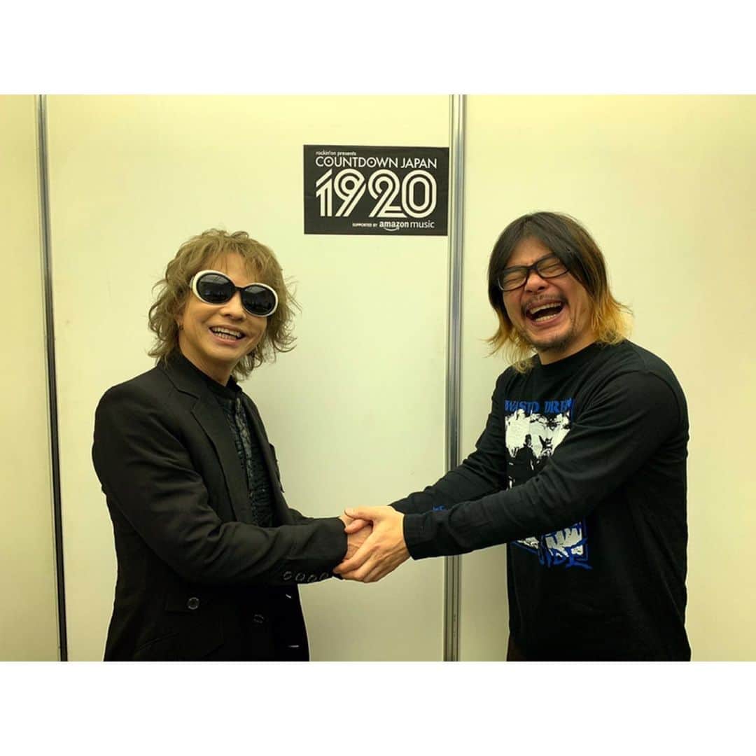 マキシマム ザ ホルモンのインスタグラム：「この夏、"MONSTER baSH 2019"で突然の無茶ぶりにも関わらず、快くお付き合い頂いた写真が日本のみならず海外からもめちゃくちゃ反響があり、世界レベルのカリスマ性と器の大きさを再認識したHYDEさんと"COUNTDOWN JAPAN 19/20"で再会！  あらためて、「その節は大変ありがとうございました！」と、暮れの元気なご挨拶♫  そしたらHYDEさんから一等賞の笑顔で「ハイ、ド〜も♡」いただきました🏆  日本中でいろんなことが巻き起こった2019年。 オリンピックイヤーの来年はHYDEさんみたいな金メダル級の笑顔が溢れる2020年になりますように🏅  皆さん、今年もありがとうございました！ 良いお年を！  byダイスケはん  #CDJ1920 #HYDE #マキシマムザホルモン #MONSTERbaSHの時の投稿はストーリーズからご覧下さい #HYDEさんとの再会やスカパラとのコラボなどなど濃厚な1日だった昨日で今年の運を全部使い果たしたかもって思ったけど今年ももう終わりだった」