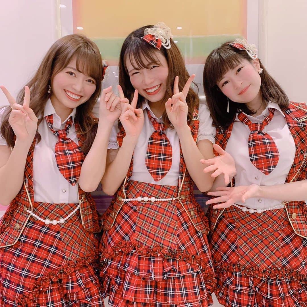 のインスタグラム：「. 時差投稿ですが 12/10にひとまず最後の オリーブ48 のお仕事♡♡♡ ものまね始めて約3年半⁇ みんなで色んな県にいけて 毎週レッスンがあって 毎回わちゃわちゃして 楽しくて楽しくて とにかくずーっと笑ってた💓 . いぬいちゃん、 途中からだったけど 一緒にできて良かった🐶 短期間で歌やダンスを いっぱい覚えるの大変だったと思うけどついて来てくれてありがとう😊✨✨わん！ 早くワンちゃん飼ってね💓笑 . ひとみちゃん！ 心の底から信頼できる 事務所のお友達でした🥺💖 一緒にお笑いやものまねや たくさん悩んだこともあったけど 笑ったを通り越して 爆笑してた日々の方が 多かったよね😂😂 本当に、本当に、ありがとう♡ そしてこれからもずーっとよろしく☺️💖だぁーいすき💋 . . そして、ジンセイさん ジンセイプロの先輩方も ありがとうございました😊 色んな経験させてもらって 先輩の歌声を近くで聞けて 幸せでした🥰 今後とも応援してます📣 . . ものまねアイドルとしての 仕事は一旦終わってしまったけど ガイドボーカル のお仕事は なんと！妊娠中、産後も やって下さいとのことで やらせていただきます🎤 嬉しいです💓幸せです🥺 まだまだ歌と触れ合うぞー！ . . . #オリーブ48 #ものまね #アイドル #akb48 #乃木坂46 #キャンディーズ #メドレー #ありがとうございました #ジンセイプロ #love #instagood #instalike #followｍe」