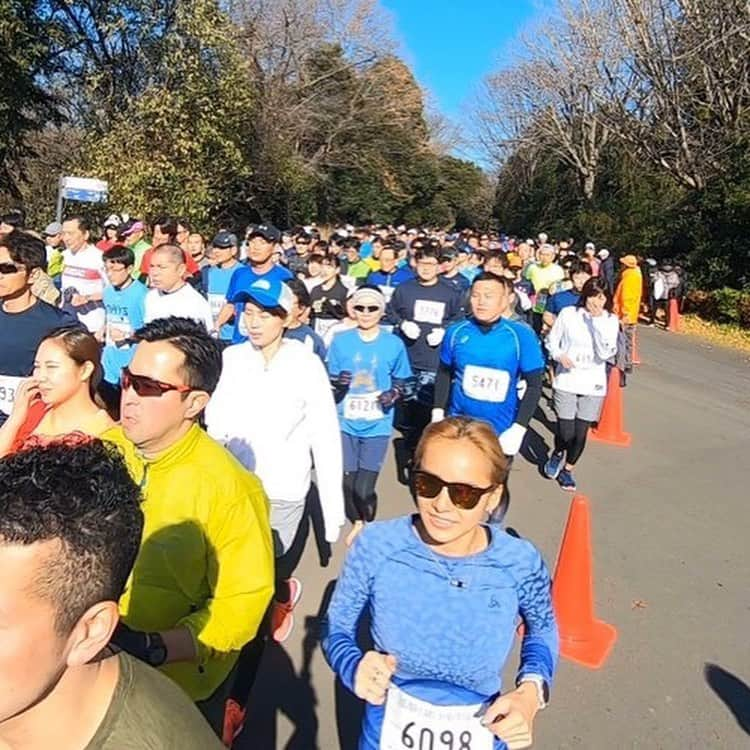 佐野千晃さんのインスタグラム写真 - (佐野千晃Instagram)「昭和記念公園YEARENDMARATHON！！﻿ ﻿ 今年5月にホノルル駅伝優勝を一緒に成し遂げたチームCPFUの大蔵さん、元気さん、ハリーさん、初対面ですが鬼速いSSLABのへんみさんと共に10km走り納めしてきました！﻿ ﻿ あまり練習を詰めておらず思ったようなタイム設定はできませんでしたが、苦しい時に前に進む走りが出来た気がします。﻿ ﻿ ただただ心肺機能が弱まってる感じがするので負荷の強い練習を詰まないとなぁと課題も見つかりました。﻿ ﻿ 1人じゃエントリーすらしなかった大会ですが、仲間が誘ってくれて仲間が一緒に走ってくれるこの環境に感謝する時間になりました。﻿ ﻿ 声をかけて頂いたりDMで見かけたと言ってくれたり、ランナーとしても知名度が上がりつつあるのも嬉しい限りです。﻿ ﻿ ちょこちょこ大会にいますのでもっと話しかけてください。←﻿ ﻿ YEARENDMARATHON、楽しかったあああああああああ！！！！﻿ ﻿ #run #running #marathon #フルマラソン #マラソン #マラソン女子 #人生自由自在 #走る女子 #ファッション #ウェア #楽しく走る #ランニング #ジョギング #YEARENDMARATHON #走り納め #仲間 #大事」12月30日 12時11分 - sanochiaki810