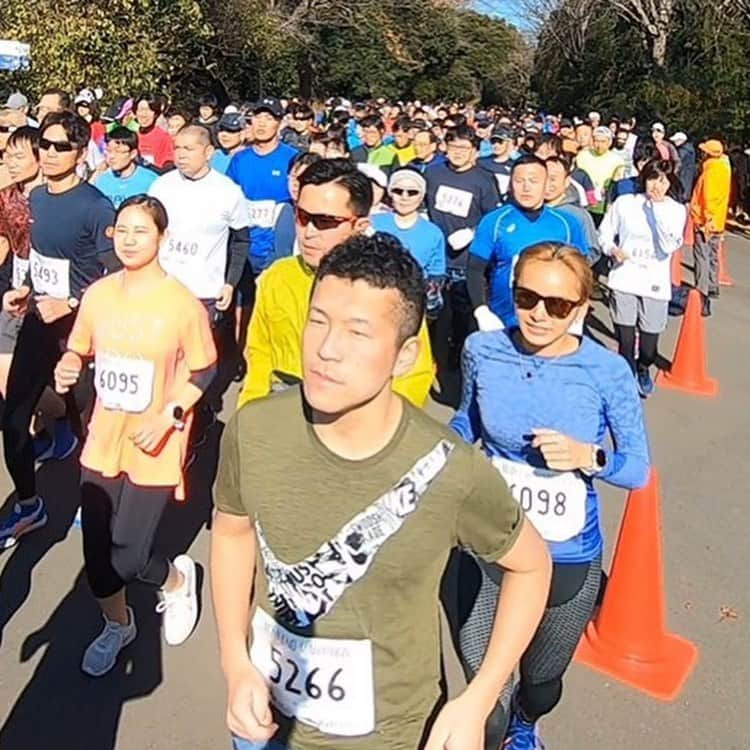 佐野千晃さんのインスタグラム写真 - (佐野千晃Instagram)「昭和記念公園YEARENDMARATHON！！﻿ ﻿ 今年5月にホノルル駅伝優勝を一緒に成し遂げたチームCPFUの大蔵さん、元気さん、ハリーさん、初対面ですが鬼速いSSLABのへんみさんと共に10km走り納めしてきました！﻿ ﻿ あまり練習を詰めておらず思ったようなタイム設定はできませんでしたが、苦しい時に前に進む走りが出来た気がします。﻿ ﻿ ただただ心肺機能が弱まってる感じがするので負荷の強い練習を詰まないとなぁと課題も見つかりました。﻿ ﻿ 1人じゃエントリーすらしなかった大会ですが、仲間が誘ってくれて仲間が一緒に走ってくれるこの環境に感謝する時間になりました。﻿ ﻿ 声をかけて頂いたりDMで見かけたと言ってくれたり、ランナーとしても知名度が上がりつつあるのも嬉しい限りです。﻿ ﻿ ちょこちょこ大会にいますのでもっと話しかけてください。←﻿ ﻿ YEARENDMARATHON、楽しかったあああああああああ！！！！﻿ ﻿ #run #running #marathon #フルマラソン #マラソン #マラソン女子 #人生自由自在 #走る女子 #ファッション #ウェア #楽しく走る #ランニング #ジョギング #YEARENDMARATHON #走り納め #仲間 #大事」12月30日 12時11分 - sanochiaki810