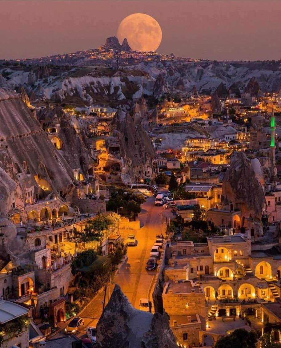 Wonderful Placesさんのインスタグラム写真 - (Wonderful PlacesInstagram)「Full moon in Cappadocia - Turkey ✨❤️❤️❤️✨ . Picture by ✨✨@sennarelax✨✨ #wonderful_places for a feature ❤️」12月30日 12時14分 - wonderful_places