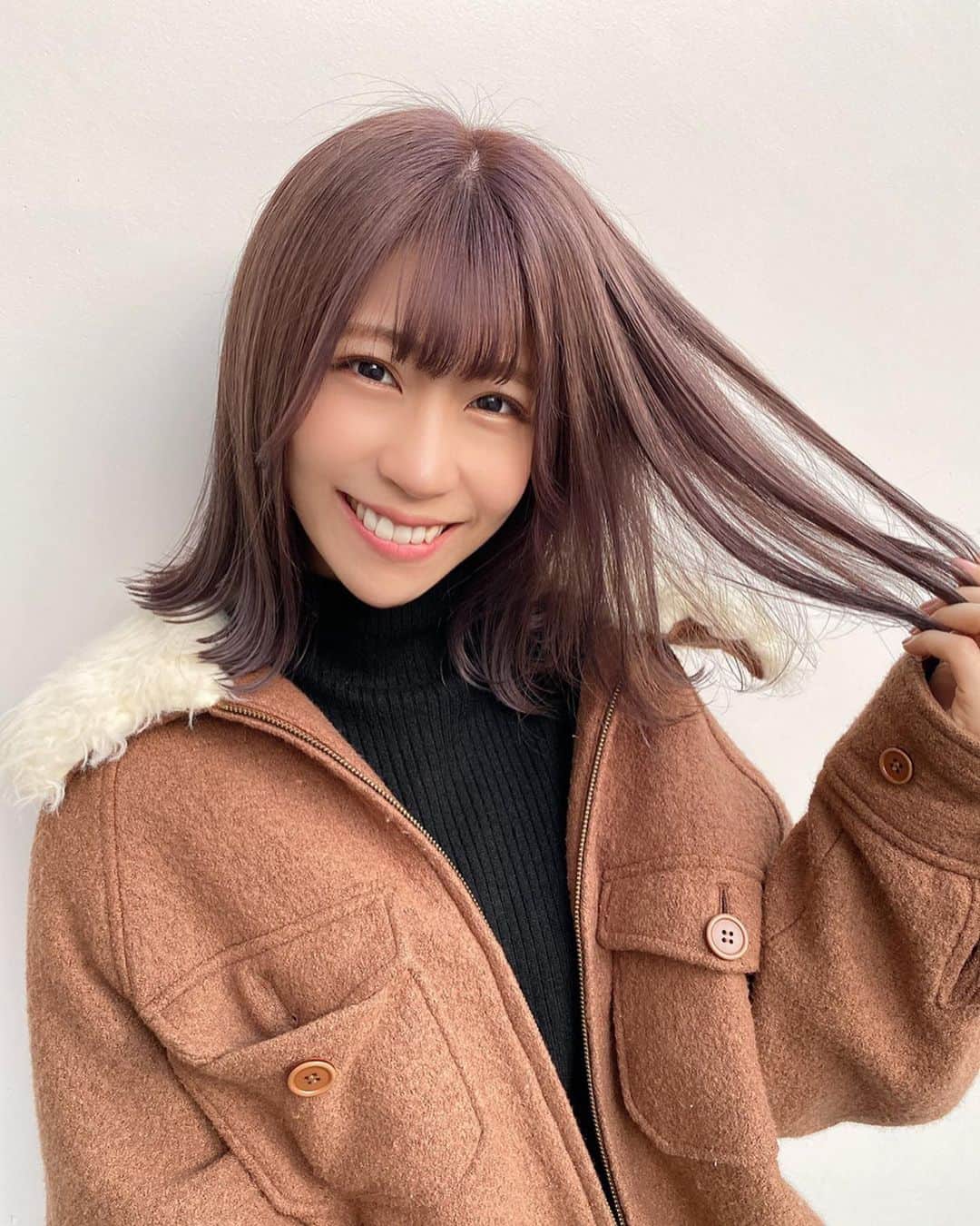 渡辺楓のインスタグラム：「先日 #urealm の @sae__ishihara さんにとっても素敵な髪色と髪型にしてもらいました🥺💗💗💗 とってもとってもお気に入り🤤🌼 ありがとうございました☺︎❤︎ #さえcolor #haircolor #ハイトーンカラー #ラベンダーパープル #ラベンダーグレージュ #STARMARIE #スタマリ」