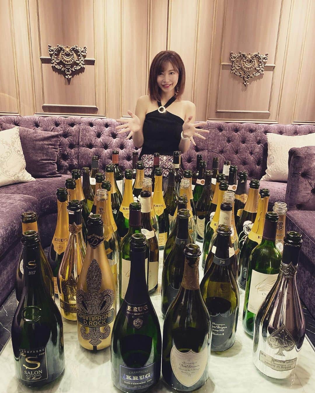 里美ゆりあのインスタグラム：「年末でお忙しい中、大切なお時間を作ってお祝いしに来て下さった皆様ありがとうございました！！(◡‿◡ฺ✿) そしてInstagramの皆様からのメッセージもいつもありがとうございます！！ みんなは2019年はどんな年でしたか？^_^  2020年はより良い年になりますように🌟  今年ももう終わりですが皆様良い年をお迎え下さい\(//∇//)\ #感謝 #ありがとう #champagne #2019 #2020」