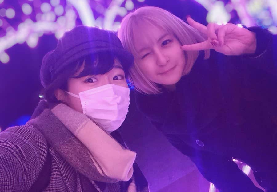 吉田有里のインスタグラム：「ひょんなことから意気投合し﻿ 前島さんちのあみたちゃんと、小旅行へ🚅﻿ 旅行欲の無い私が、めずらしーっっ﻿ ﻿ ２人でおろおろしながら新幹線のチケットを買い、どこを周るか作戦会議をし、﻿ でも結局あとは当日順番考えよ〜なんてざっくりした計画で、旅に出ました﻿ ﻿ ずっと食べてみたかったお店を回ったり、ひたすらお散歩したり…たまたま見かけたイルミネーションにはしゃぎました✨笑﻿ 素敵なバーでちょびっとお酒も飲んだり🍷 ﻿ 私本当に使えないやつで！！！！！﻿ ぼけ〜としてる間に、あみたちゃんがパパッと次の道や帰りの時間を調べてくれたりして、﻿ なんてしっかりしてるんだ…ごめんよ使えないやつで…😂⚡️とずっと謝っていました﻿ (謝るくせに出来ない人)(ごめんあみたちゃん)﻿ ﻿ いやしかし、ほんっとうに楽しかったのです。﻿ 超良い思い出になりました。﻿ あみたちゃんは、会って話す度に好きになります。めちゃめちゃ良い子で面白い子です。﻿ なんで吉田と仲良くしてくれるんだろうと疑問なくらい…﻿ (組み合わせ的に意外な気がします)(私だけ？)﻿ (でも、実は気があうんですよふふふ)﻿ ﻿ ２０１９年、２人でイベントさせてもらって以来、よく相手してもらうようになれてうれしい！﻿ 来年も私と遊んでね！！﻿ ﻿ #前島亜美 ちゃん #あみた」