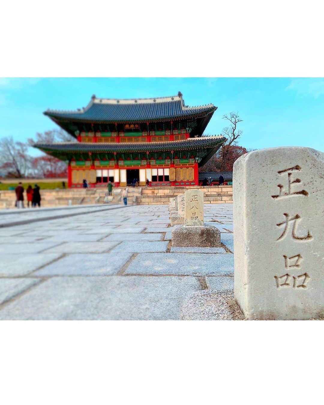 百合華さんのインスタグラム写真 - (百合華Instagram)「韓国のソウル特別区にある世界遺産『昌徳宮』を見学してきました🎶﻿ ﻿ 今回は韓国の歴史についてのお勉強も兼ねて大好物な世界遺産を訪れてみました🥰﻿ ﻿ 朝鮮王朝時代の宮殿の内で最も創建時の面影が残っているとの事で、カラフルなデザインの貴重な建築物と広大な庭園との調和を楽しむ事が出来ます✨﻿ ﻿ クリスマスだったからかこの日は入場料が無料だったからちょっぴりお得な気分ww❤️﻿ ﻿ #korea ﻿ #韓国﻿ #seoul ﻿ #ソウル﻿ #worldheritage ﻿ #世界遺産﻿ #世界文化遺産﻿ #昌徳宮﻿ #チャンドックン ﻿ #宮殿﻿ #朝鮮王朝﻿ #庭園﻿ #trip ﻿ #travel ﻿ #travelphotography ﻿ #travelgram」12月30日 12時25分 - yurika.lovelily