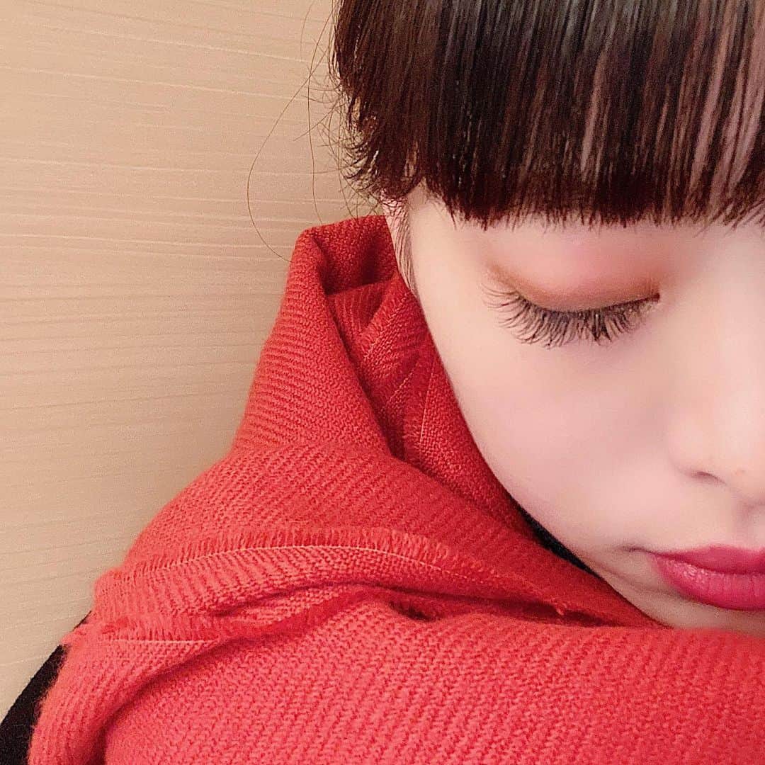 川本莉菜さんのインスタグラム写真 - (川本莉菜Instagram)「5年振りにマツエクしました😯💕🖤 あやかありがと〜！ 朝のメイク時間が短縮される✌🏻❣️ . . . . . #me #ad #eyelashextensions #selfie #makeup #マツエク」12月30日 12時31分 - kawamoto.rina