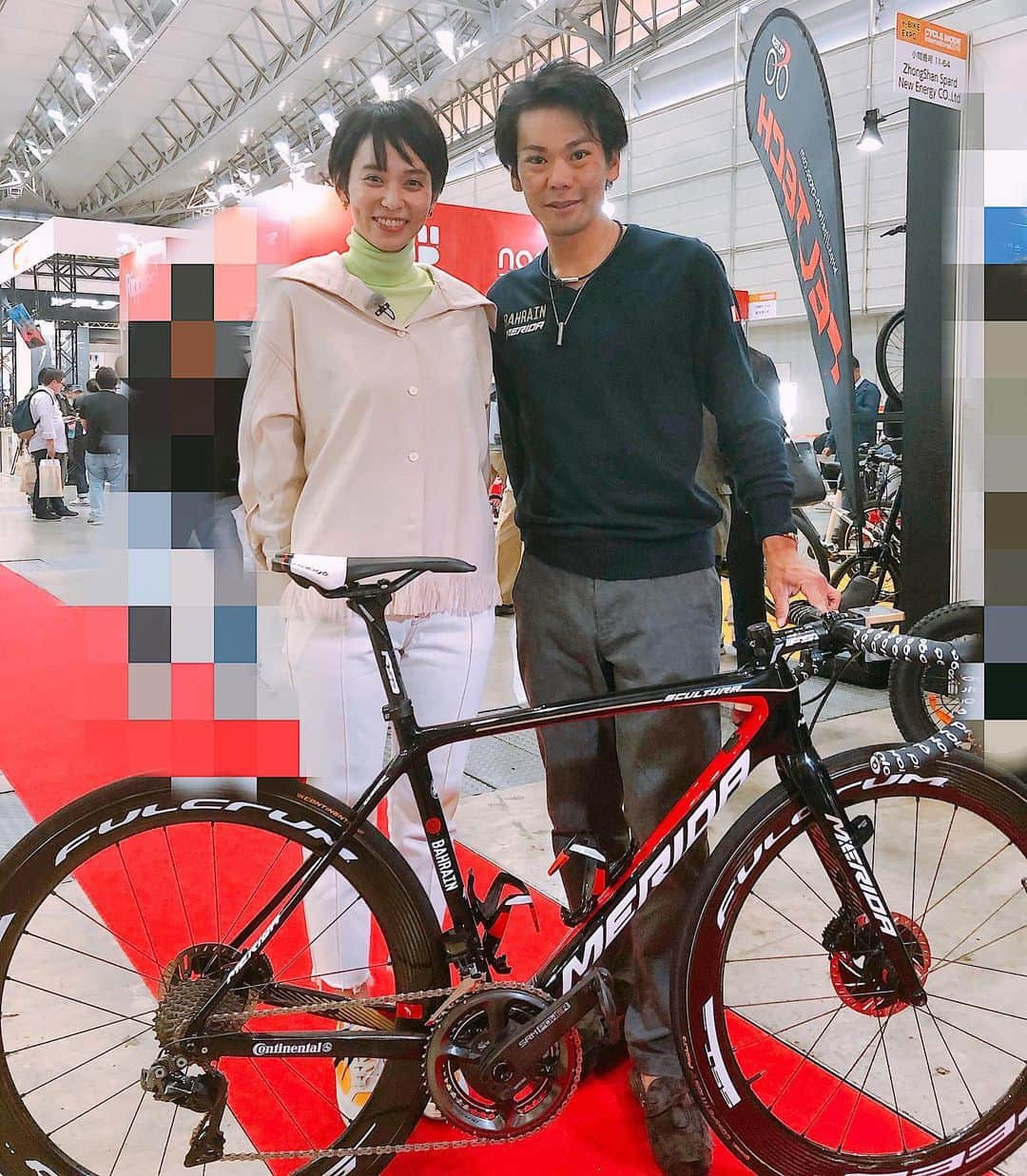 依吹怜さんのインスタグラム写真 - (依吹怜Instagram)「載せそびれていた写真を滑り込みで年内に🚴‍♀️ . ロードレース界のスーパースター⭐︎新城幸也（あらしろゆきや）選手に独占取材させていただきました！ この自転車は実際に新城選手が使っているもの。 かっこいいな〜 . 新城選手は世界最高峰の自転車レース、ツール・ド・フランスに日本人最多となる7度出場。 来年のオリンピックでメダルも期待される世界のスーパースターなんです⭐️ . 新城選手が出したことのある最高時速は110キロ！思わず車じゃん！って思っちゃいましたよ😂 そして1レースで6000キロカロリー消費するんですって🙄とんでもないね！笑 どんだけ凄いスポーツなのか、この数字見ただけでもわかりますね😂 . #スポペディアTOKYO #TOKYO2020 #roadrace  #TourdeFrance #bike #yukiyaarashiro  #新城幸也　選手 #スポーツ #ロードレース #自転車競技 #olympics2020 #athlete」12月30日 12時32分 - ibukirey