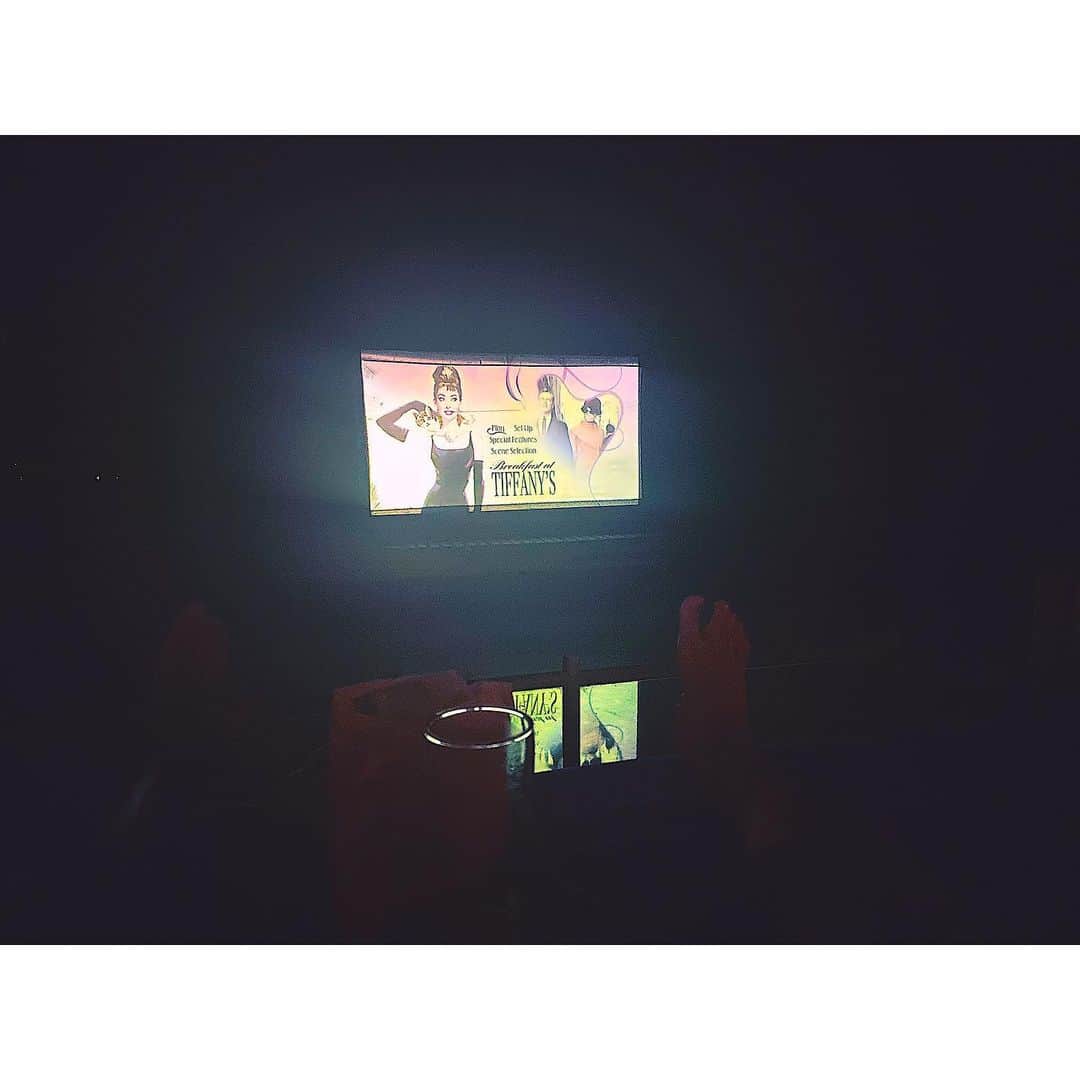 アリア・バットのインスタグラム：「A classic under the stars, by the water & amongst the trees ✨🌴」