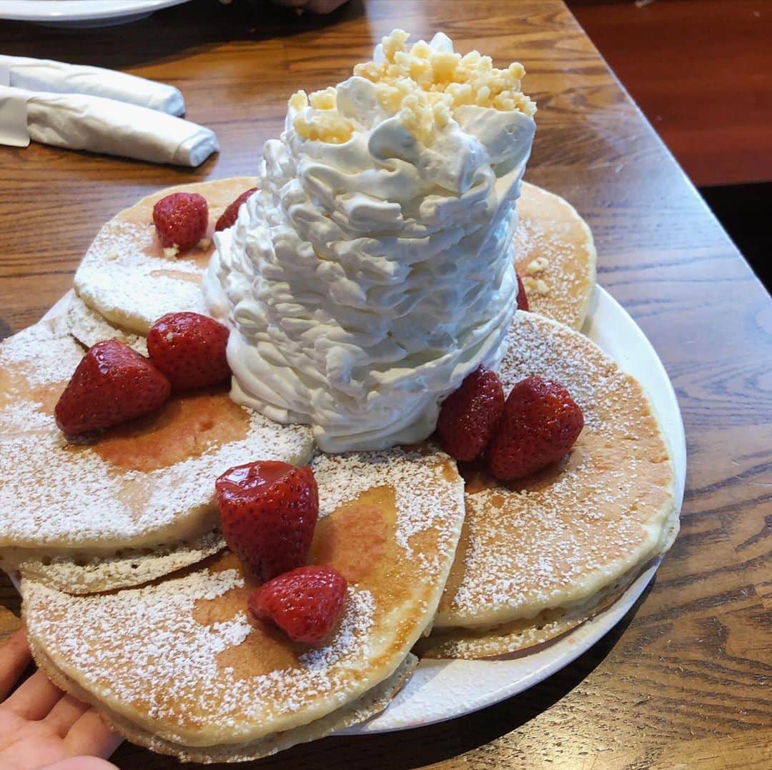 宇佐美蘭さんのインスタグラム写真 - (宇佐美蘭Instagram)「ハワイといえばパンケーキ🥞﻿ 日本でも大好きでよく行く#エッグスンシングス　に行きました💕﻿ コオリナはワイキキに比べて空いてるのが本当に良いなー⛱⛱🧚﻿ 少し並んだだけで入れました🥞☺️﻿ 長女が朝から「パンケーキ食べたいパンケーキ食べたい🥞」と踊りながらはしゃいでたのに、いざ目の前にクリームの山が運ばれると、「いらない。」と😂😂﻿ 食べへんのかーい😂😂﻿ パパが食べていたロコモコを横取りして食べていました❤️ロコモコたしかに美味しかった🙏🤩﻿ #宇佐美家の冬休み5#パンケーキ#エッグスンシングス#eggsnthings」12月30日 12時41分 - usamiran_official
