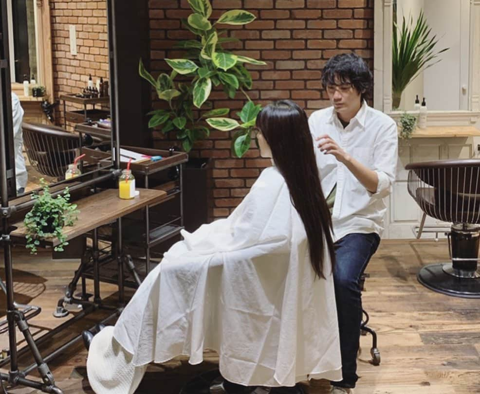 宮前真樹さんのインスタグラム写真 - (宮前真樹Instagram)「#ヘアドネーション 私的に今年1番思い出深いこと 43センチのヘアドネーションをしたこと。 久しぶりのショートは超楽ちん！ でもやっぱり長い方が自分は好きかも。 #ということで #ふたたび伸ばしてます まぁ、1年位で肩下ぐらいかな？ チェントンツェでケアしながら 気長に伸ばします☺︎ #centonze #オールインワン #トリートメントシャンプー #泡立たないシャンプー #頭皮ケア #アラフィフ美容 本当にとても良いシャンプーなので 是非とも多くの方に届きますように♡ #私の記録 #2019振り返り」12月30日 12時34分 - miyamaemaki0116