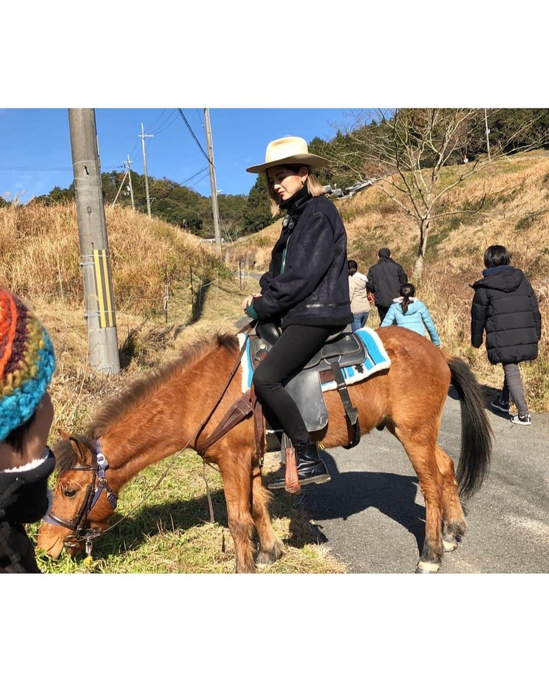 畑井咲耶さんのインスタグラム写真 - (畑井咲耶Instagram)「初乗馬体験🐴❤︎ #与那国馬 #ポニー」12月30日 12時39分 - saya_hatai