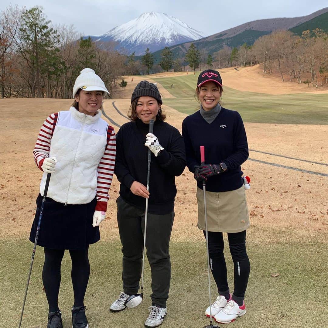 のインスタグラム：「・ ・ 2019年ゴルフしっかり始めました😂⛳️笑 ・ ・ 昔、熊本でコース何度か回った時は、我流だったけど、今回はレッスンも受けてからのコースデビュー💕🥰 ・ ・ 景色も絶景だし、とにかく楽しかったからこれからの息抜きに追加されました🤗✨笑 ・ ・ スポーツっていいね👍 ・ ・ #golf #ゴルフ #ゴルフ女子 #趣味 #息抜き #喜び方の癖」